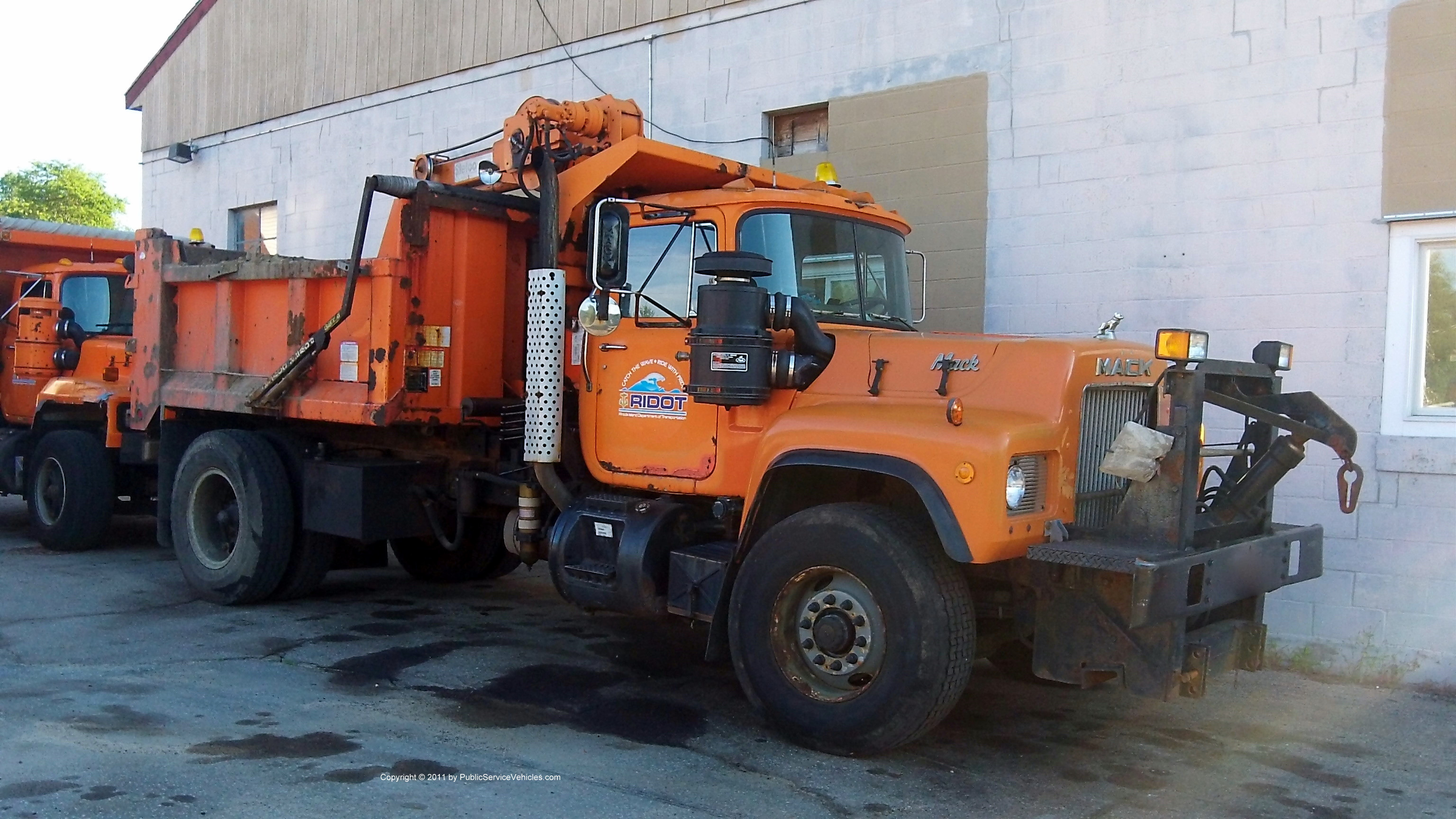 A photo  of Rhode Island Department of Transportation
            Truck 1872, a 1990-2010 Mack             taken by Kieran Egan