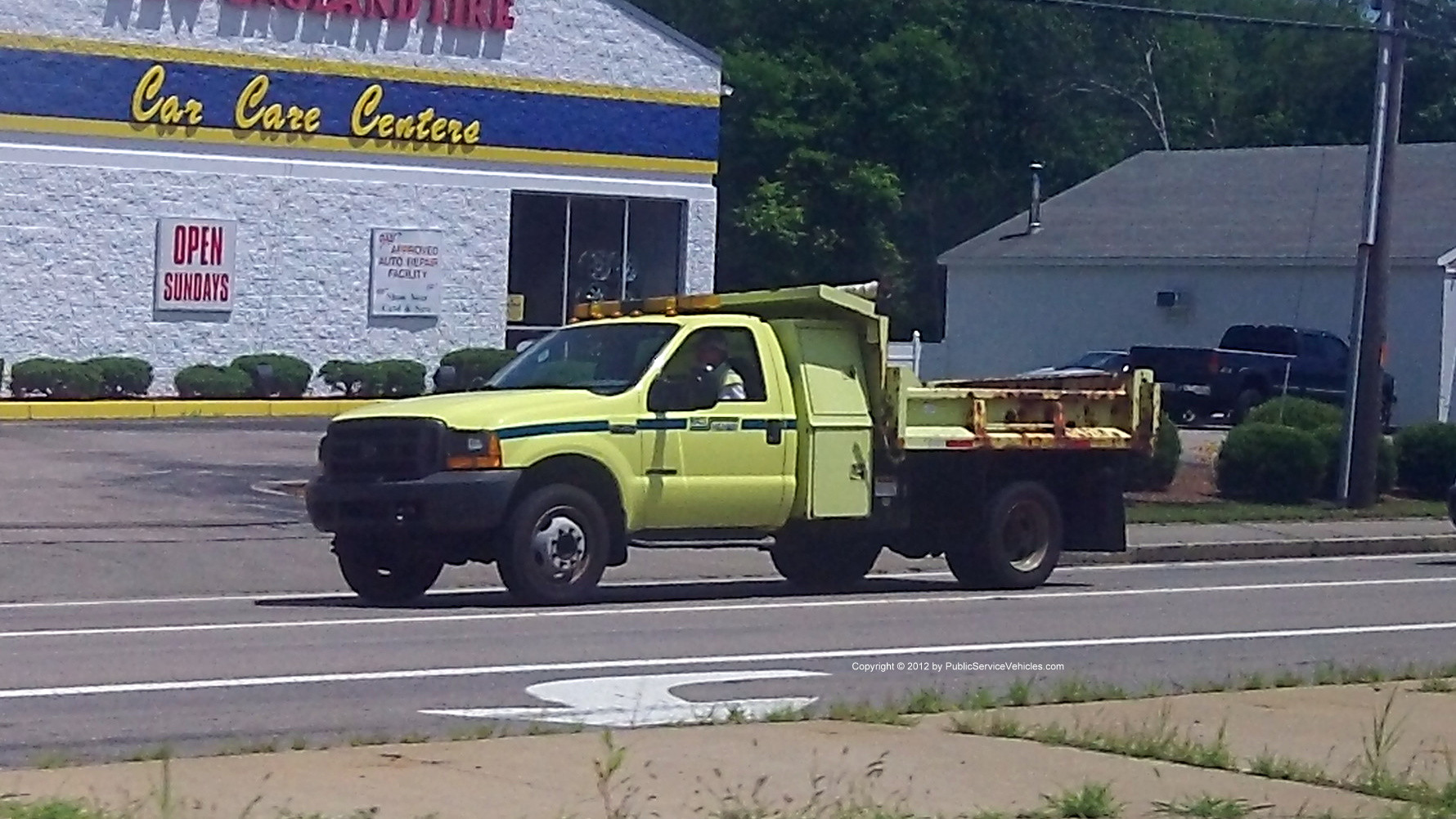 A photo  of Massachusetts Department of Transportation
            Dump Truck, a 1999-2007 Ford F-450             taken by Kieran Egan
