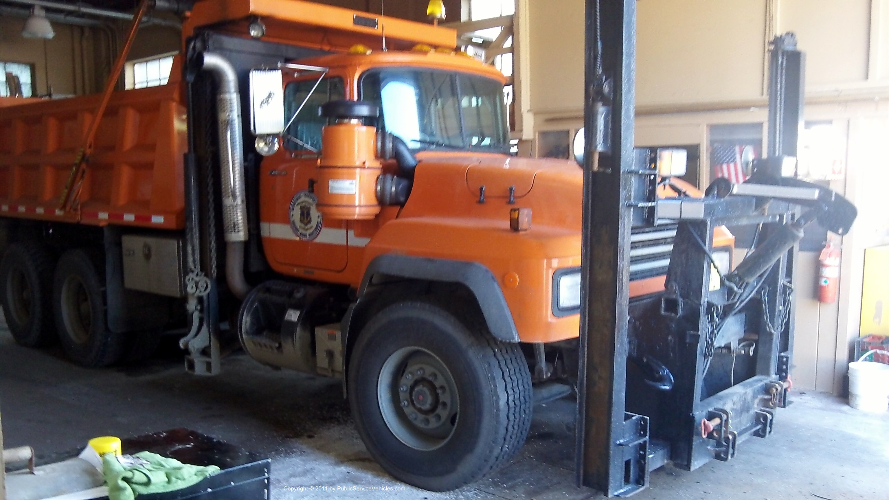 A photo  of Rhode Island Department of Transportation
            Truck 804, a 1990-2010 Mack             taken by Kieran Egan