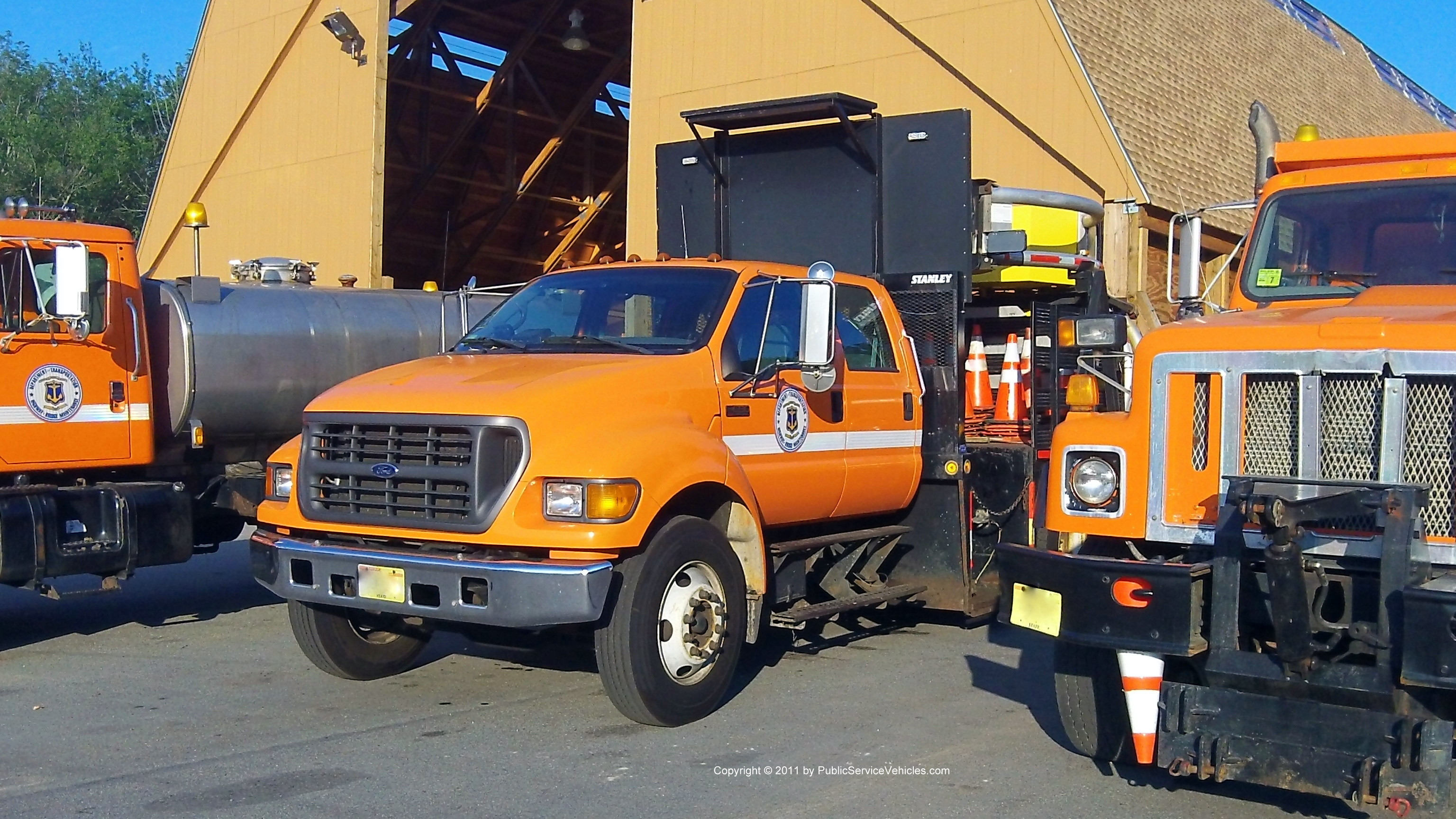 A photo  of Rhode Island Department of Transportation
            Truck 2375, a 2000-2003 Ford F-60             taken by Kieran Egan