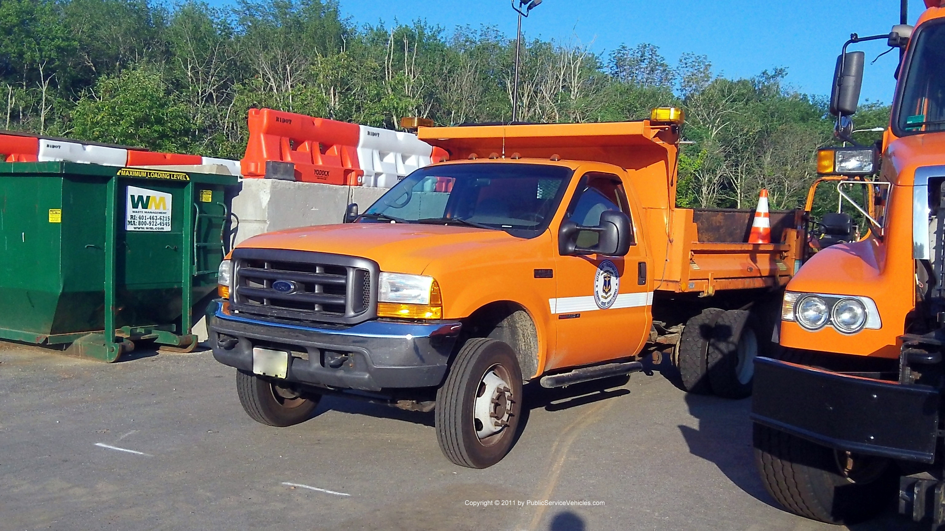 A photo  of Rhode Island Department of Transportation
            Truck 1556, a 1999-2004 Ford F-550             taken by Kieran Egan