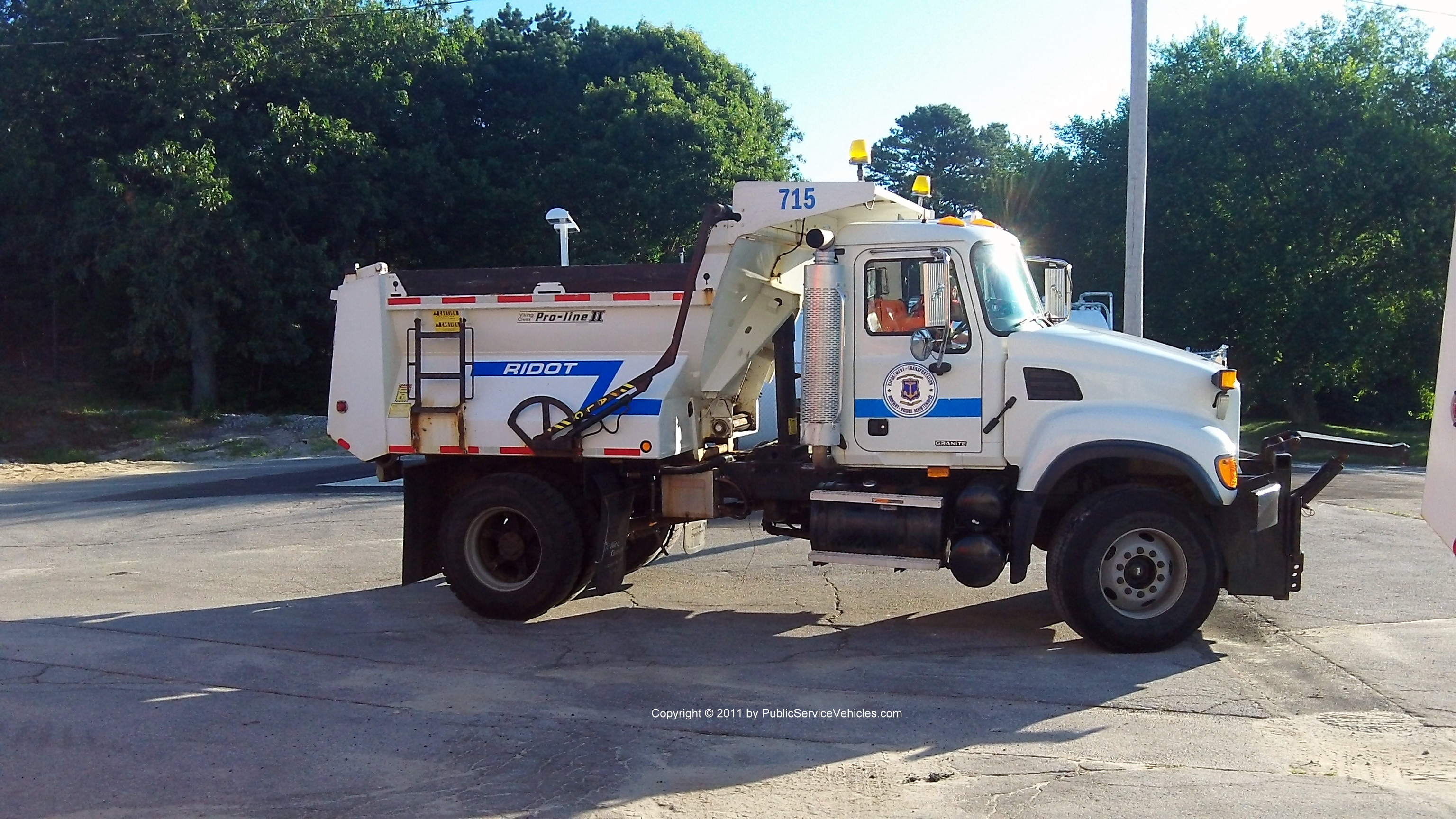 A photo  of Rhode Island Department of Transportation
            Truck 715, a 2001-2011 Mack             taken by Kieran Egan