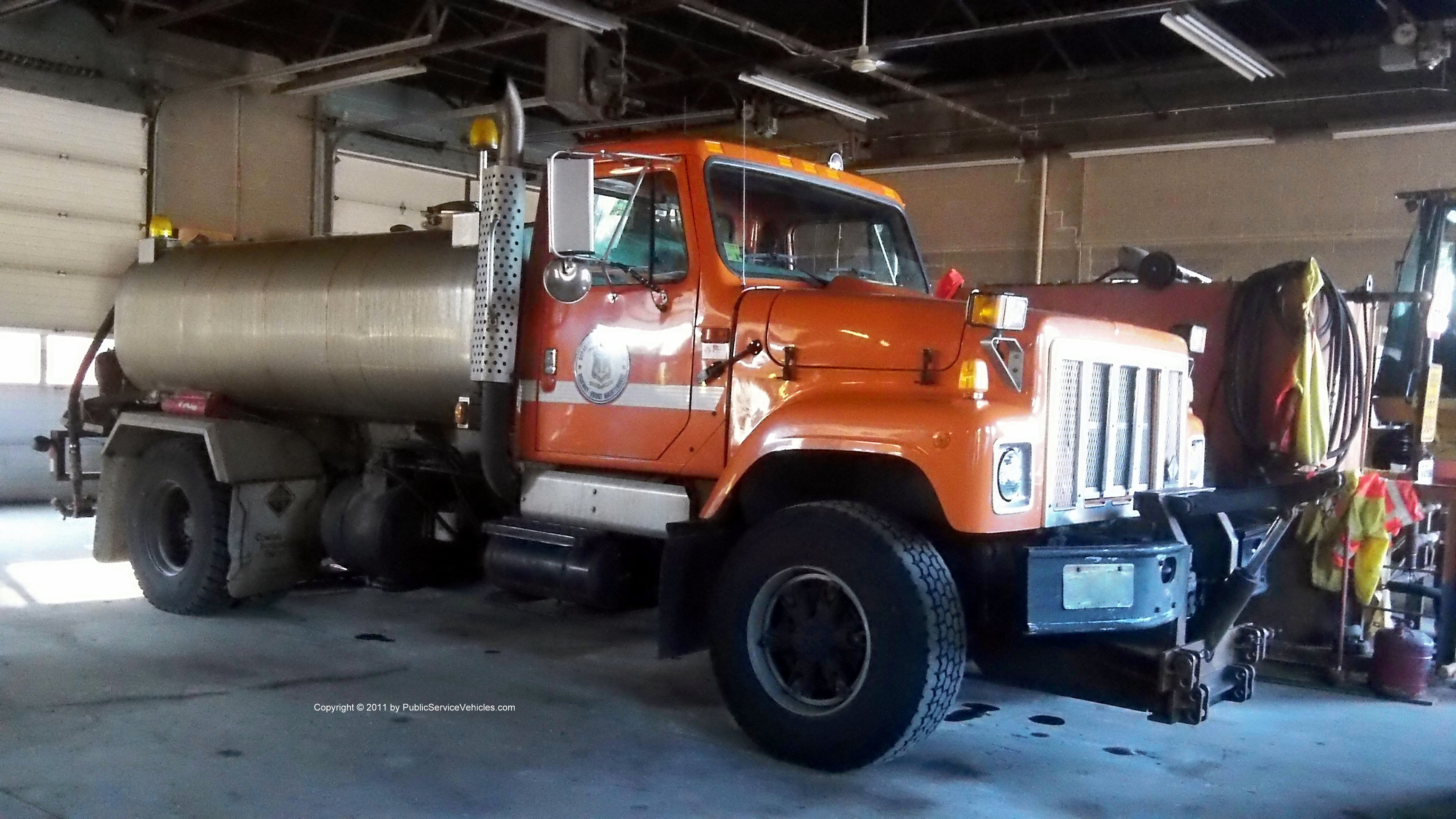 A photo  of Rhode Island Department of Transportation
            Truck 2830, a 1978-1989 International S-Series             taken by Kieran Egan