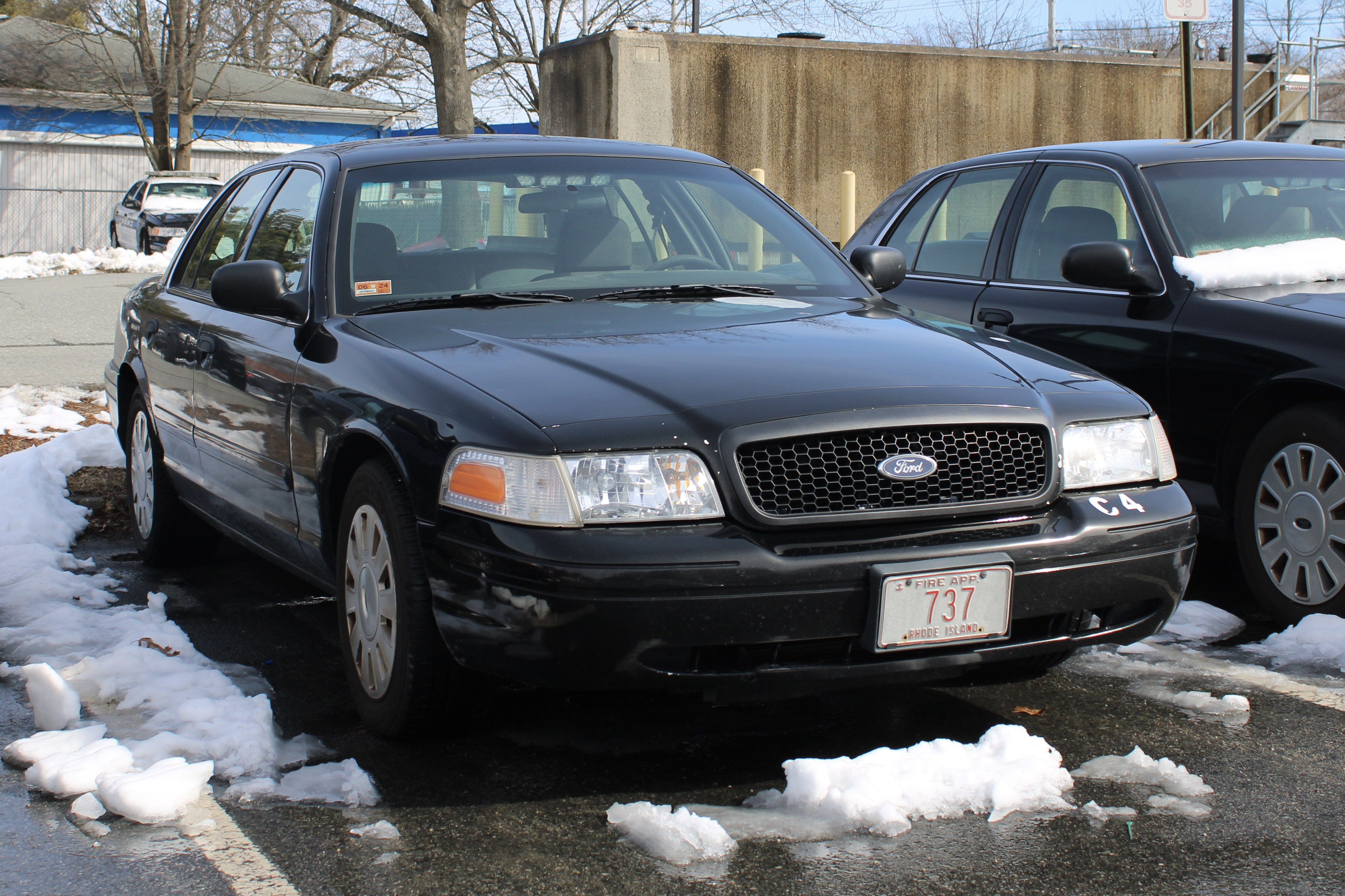 A photo  of Warwick Fire
            Car 4, a 2006-2008 Ford Crown Victoria Police Interceptor             taken by @riemergencyvehicles