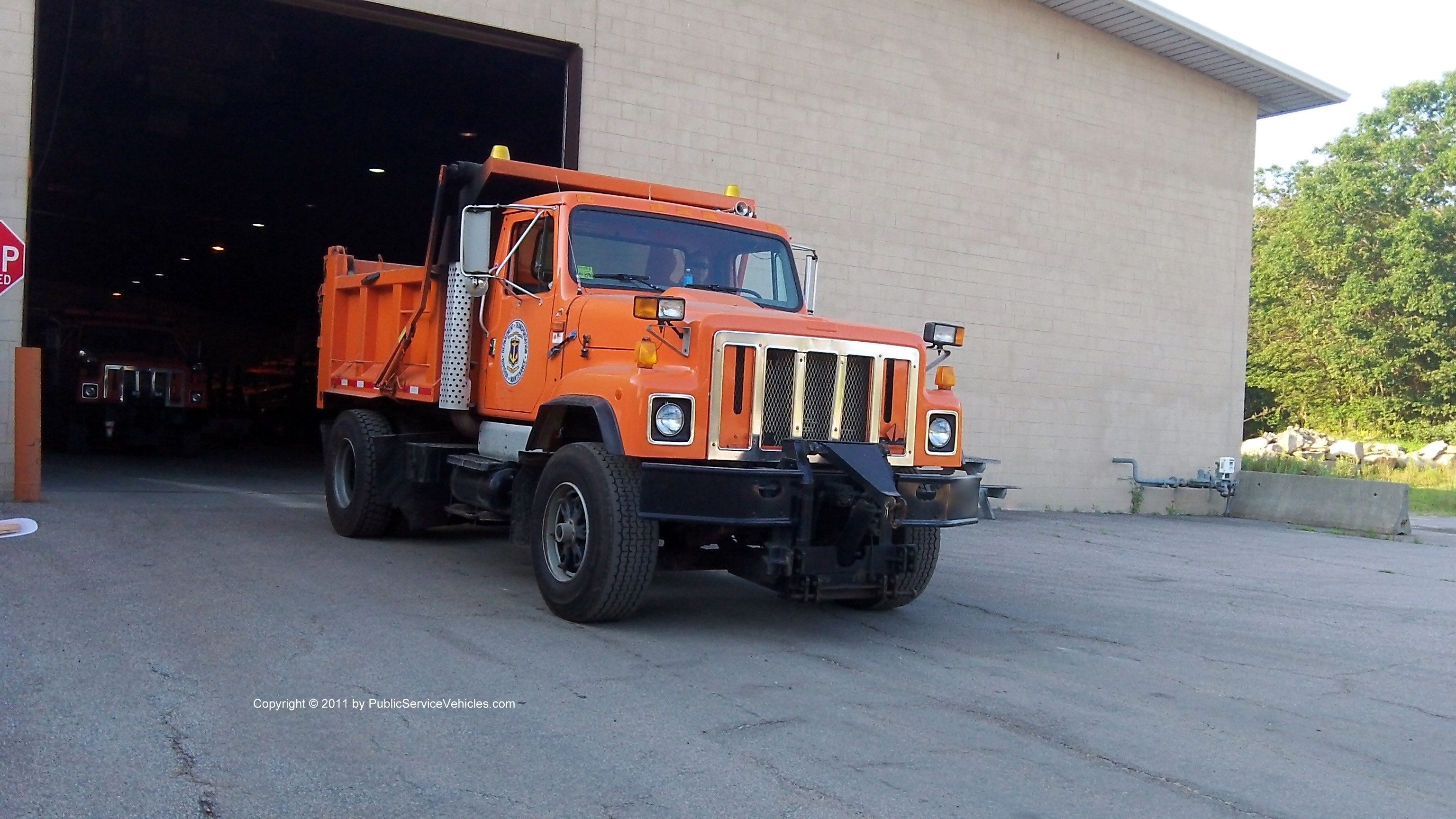 A photo  of Rhode Island Department of Transportation
            Truck 222, a 1978-1989 International S-Series             taken by Kieran Egan