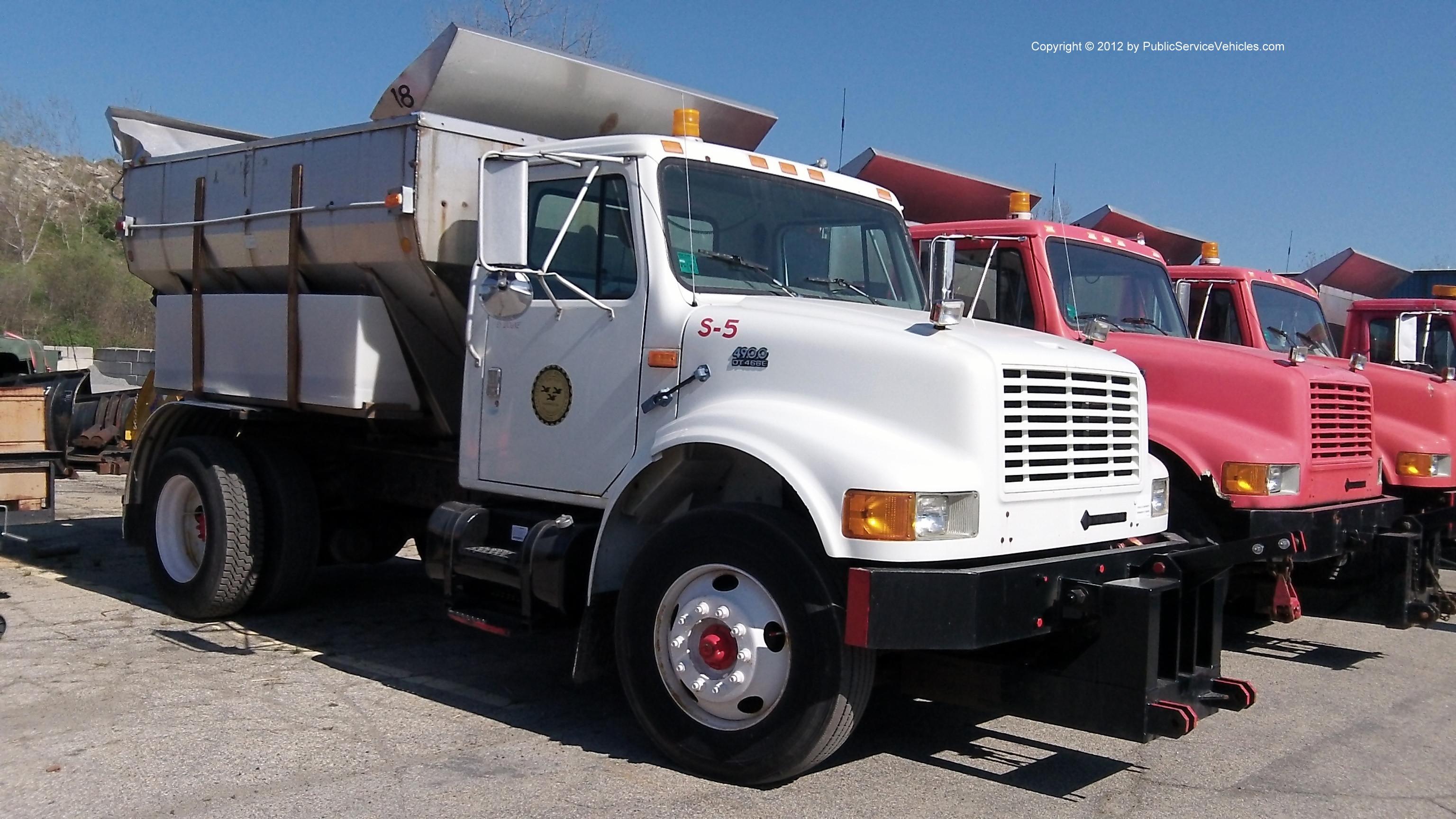 A photo  of East Providence Highway Division
            Truck 2447, a 1990-2007 International 4900             taken by Kieran Egan