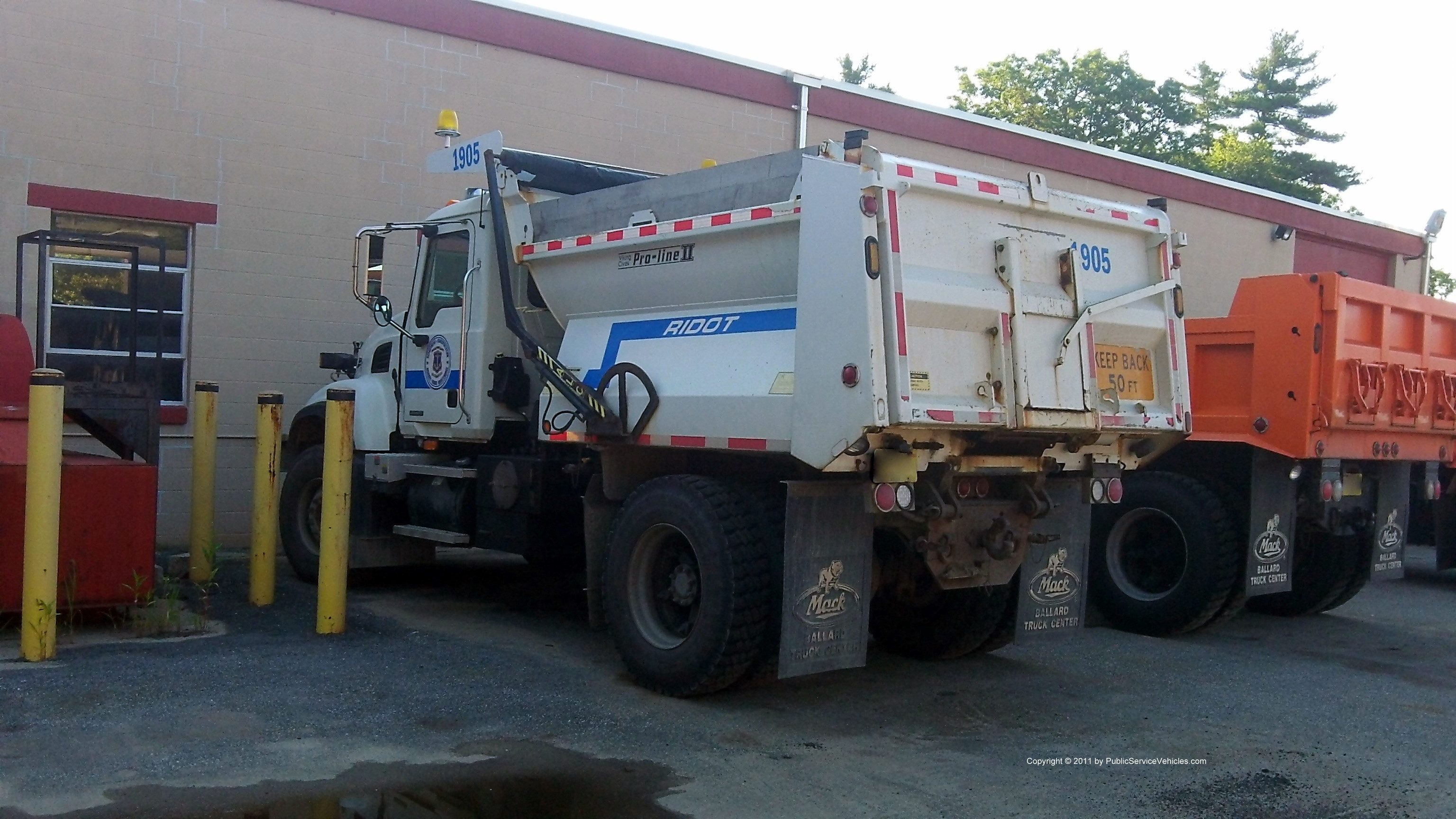 A photo  of Rhode Island Department of Transportation
            Truck 1905, a 2001-2011 Mack Granite             taken by Kieran Egan