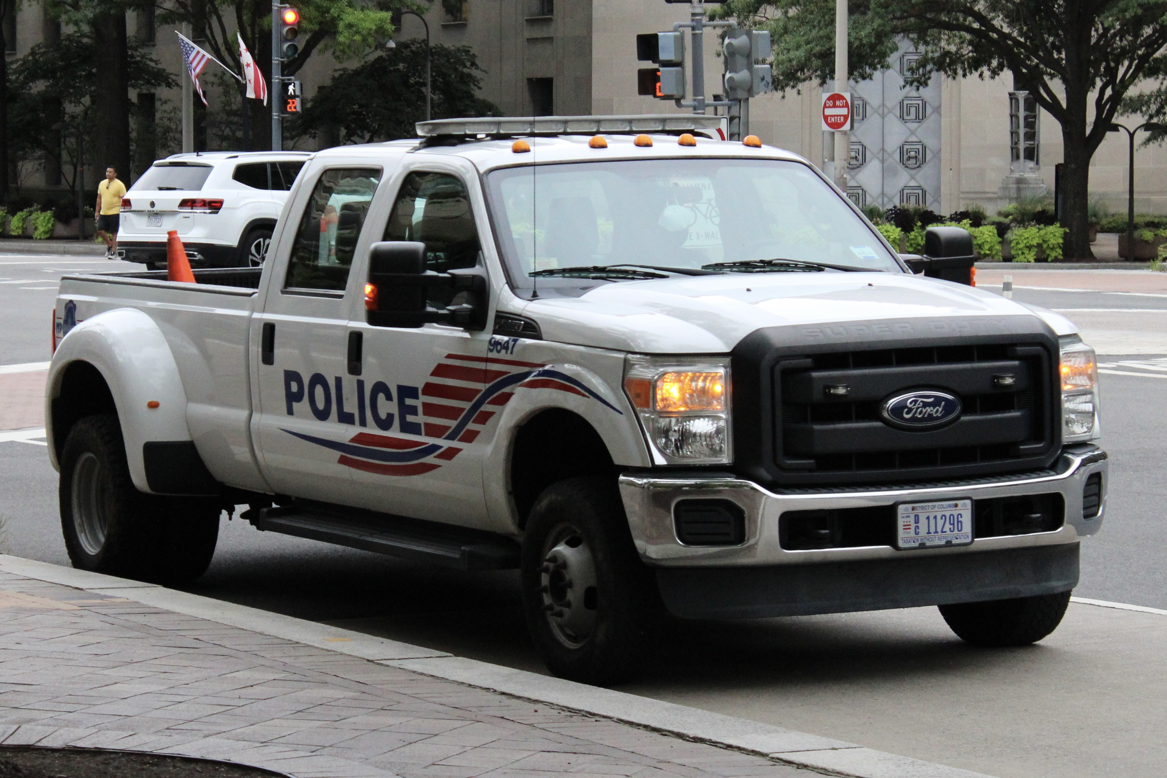 A photo  of Metropolitan Police Department of the District of Columbia
            Cruiser 9647, a 2016 Ford F-350 CrewCab 4x4             taken by @riemergencyvehicles