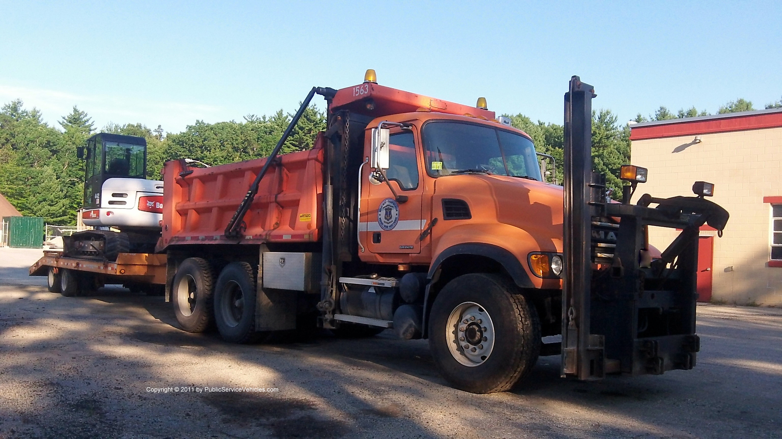 A photo  of Rhode Island Department of Transportation
            Truck 1563, a 2001-2011 Mack Granite             taken by Kieran Egan