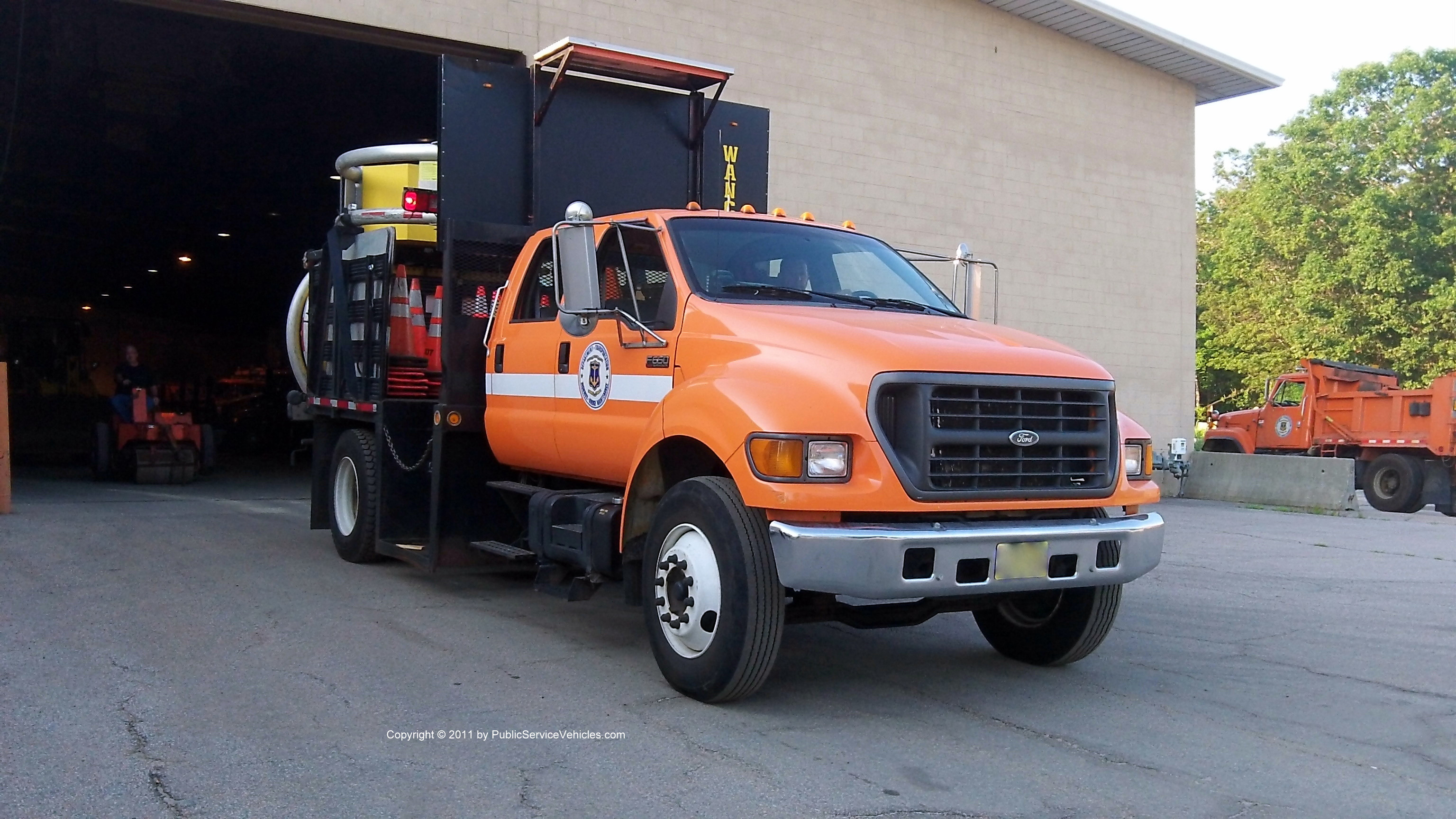 A photo  of Rhode Island Department of Transportation
            Truck 2718, a 2000-2003 Ford F-650             taken by Kieran Egan