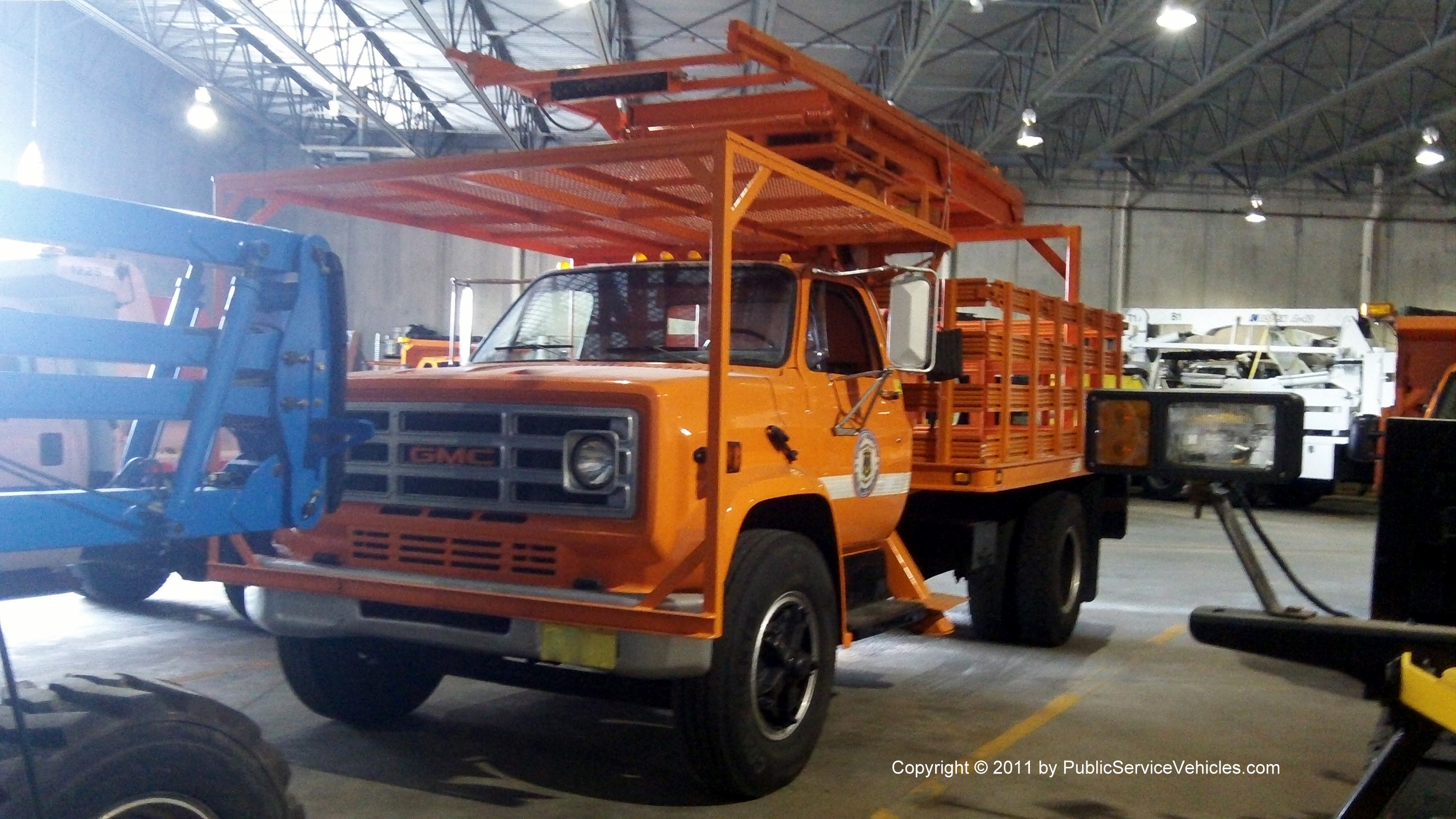 A photo  of Rhode Island Department of Transportation
            Truck 431, a 1973-1989 GMC C6000             taken by Kieran Egan