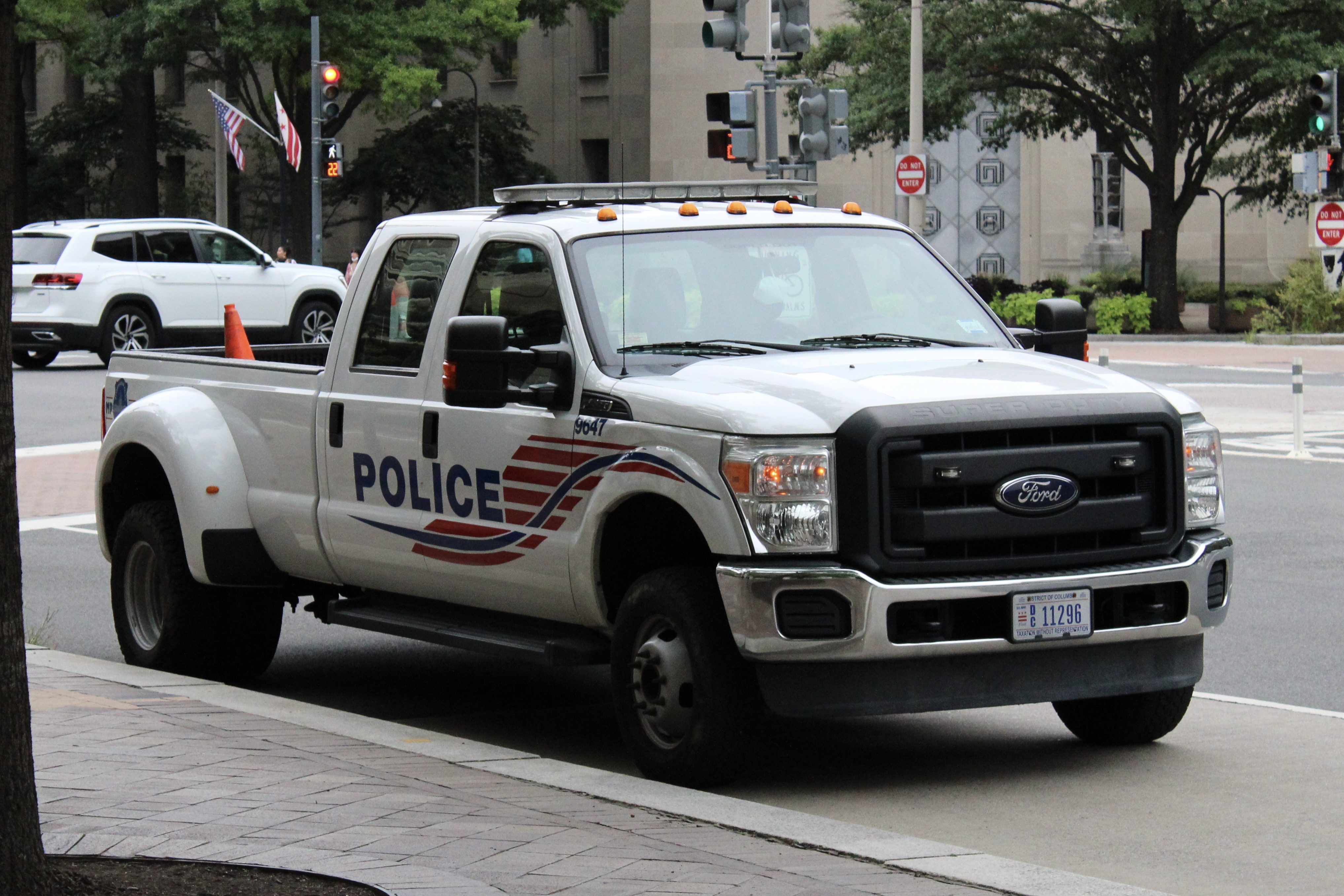 A photo  of Metropolitan Police Department of the District of Columbia
            Cruiser 9647, a 2016 Ford F-350 CrewCab 4x4             taken by @riemergencyvehicles