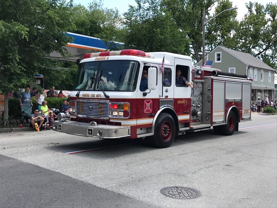 A photo  of Warwick Fire
            Engine 2, a 2004 American LaFrance Eagle             taken by @riemergencyvehicles