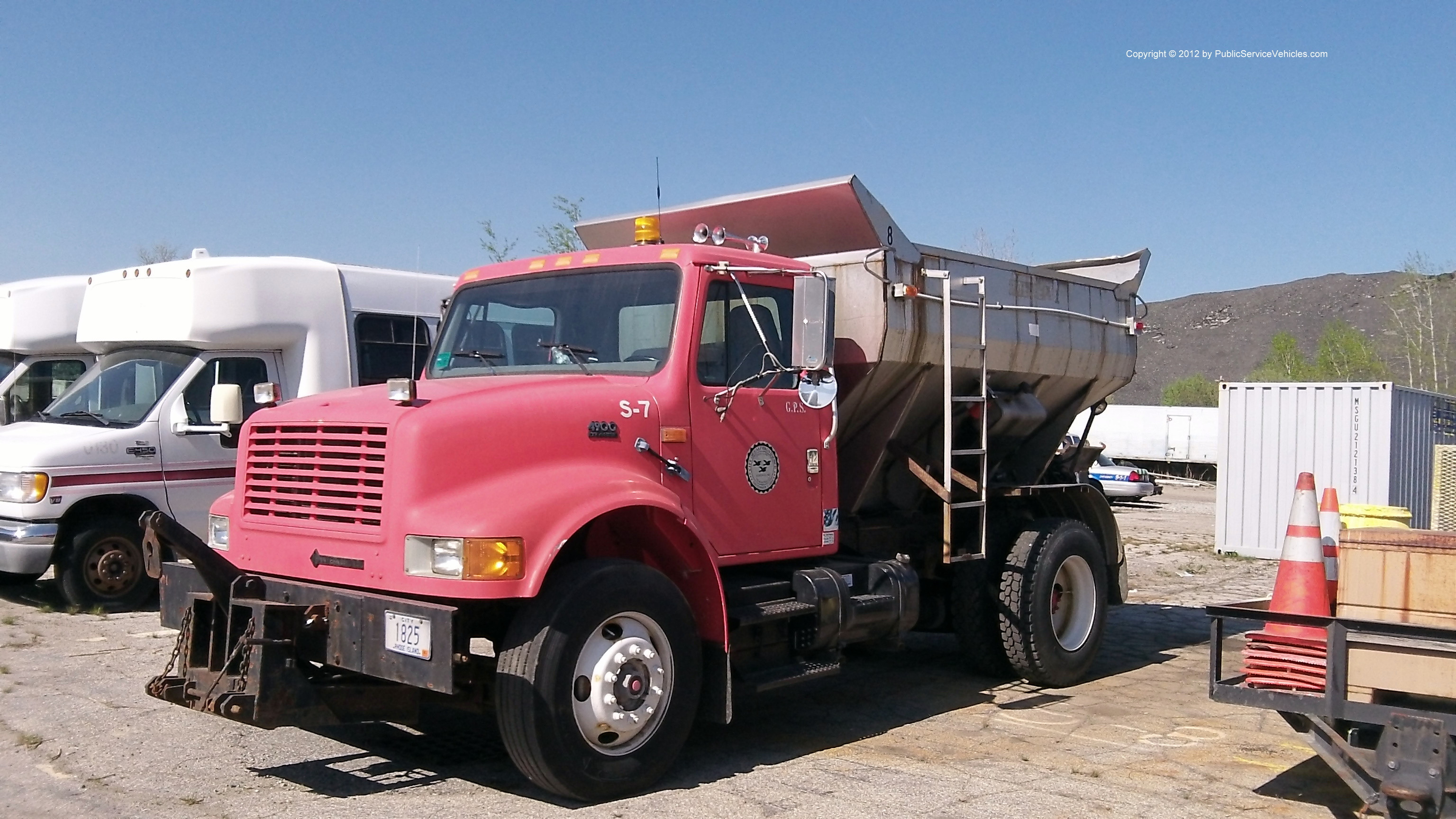 A photo  of East Providence Highway Division
            Truck 1825, a 1990-2007 International 4900             taken by Kieran Egan