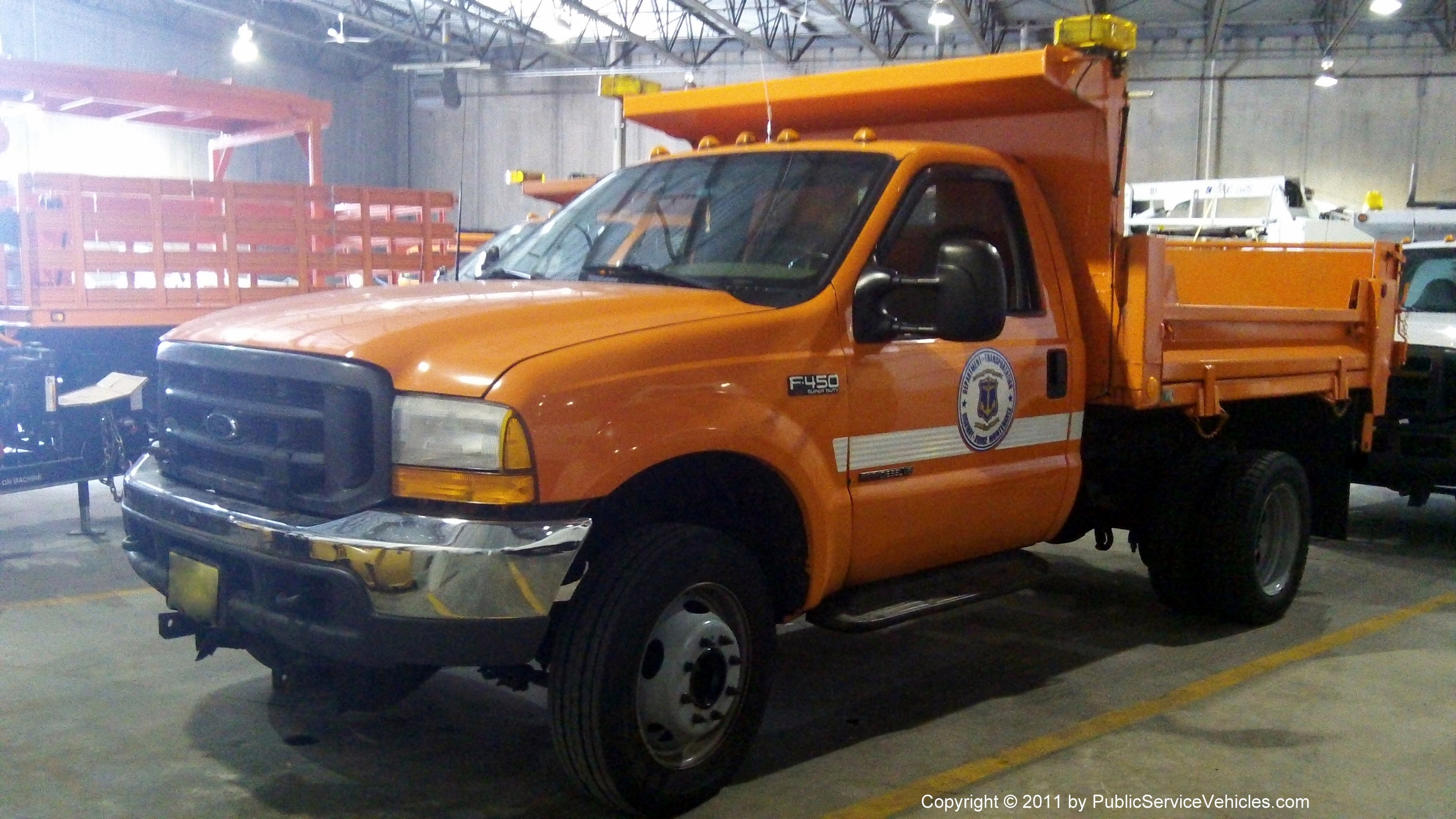 A photo  of Rhode Island Department of Transportation
            Truck 1515, a 1999-2004 Ford F-450             taken by Kieran Egan