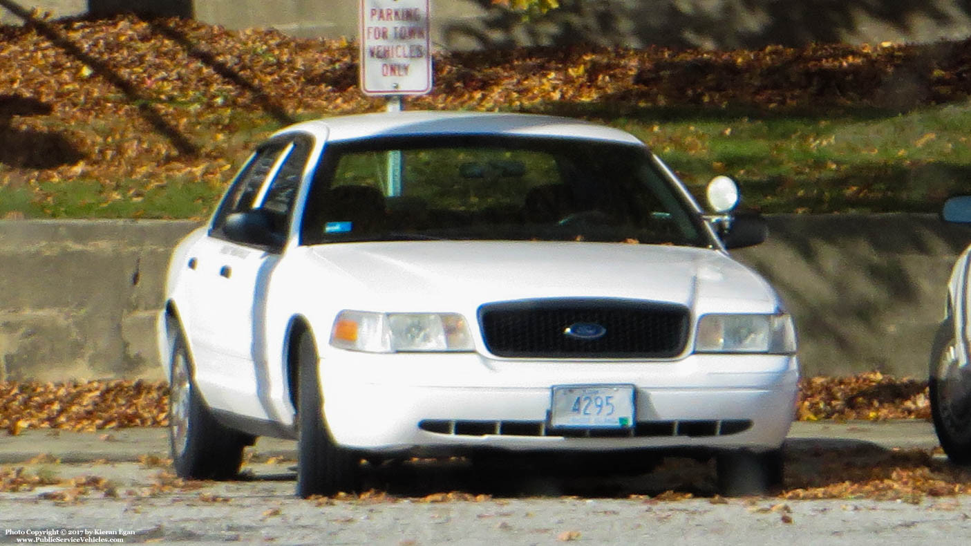 A photo  of West Warwick Town Offices
            Car 4925, a 2003-2004 Ford Crown Victoria Police Interceptor             taken by Kieran Egan