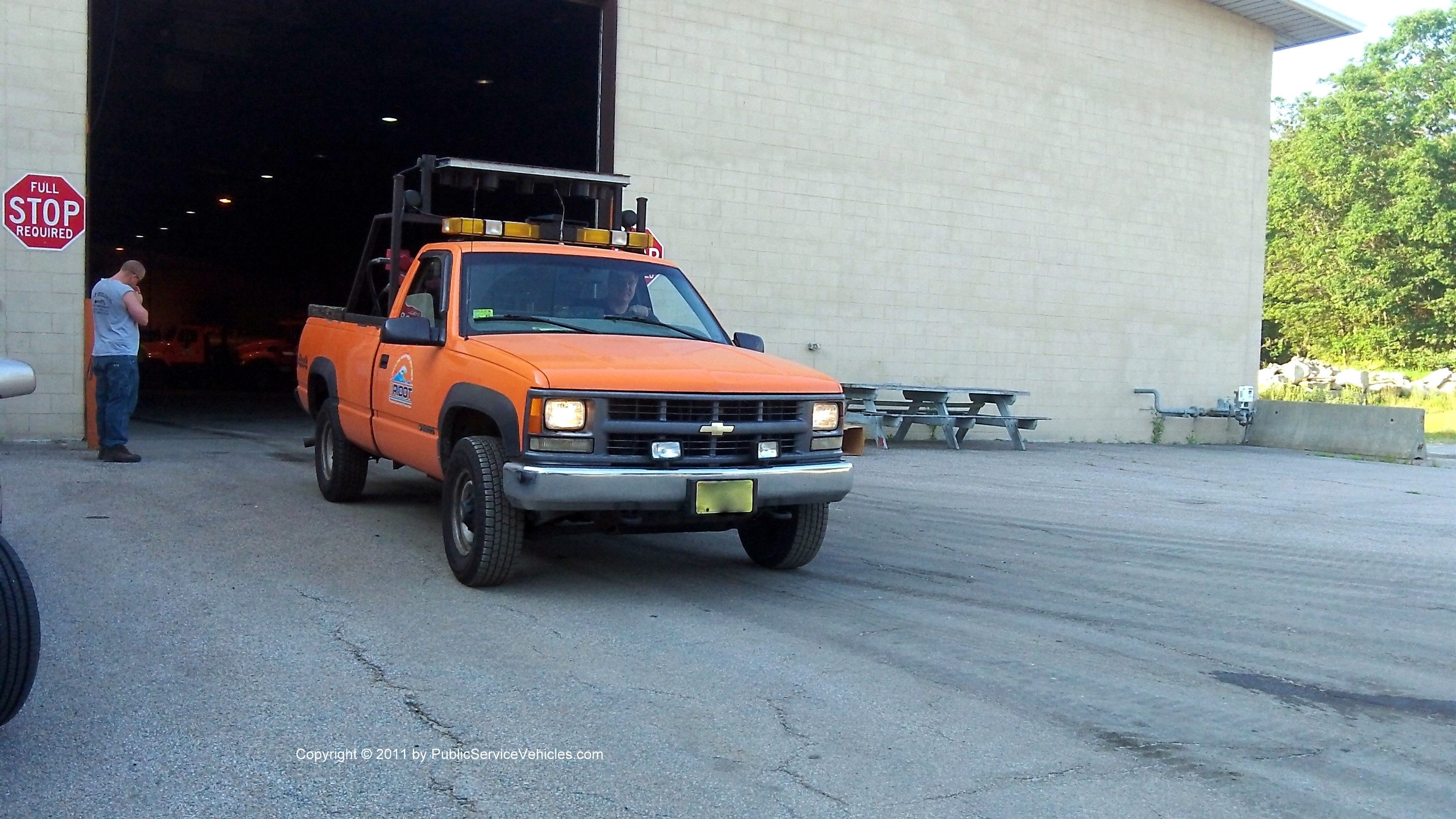 A photo  of Rhode Island Department of Transportation
            Truck 2701, a 1988-1998 Chevrolet 2500             taken by Kieran Egan