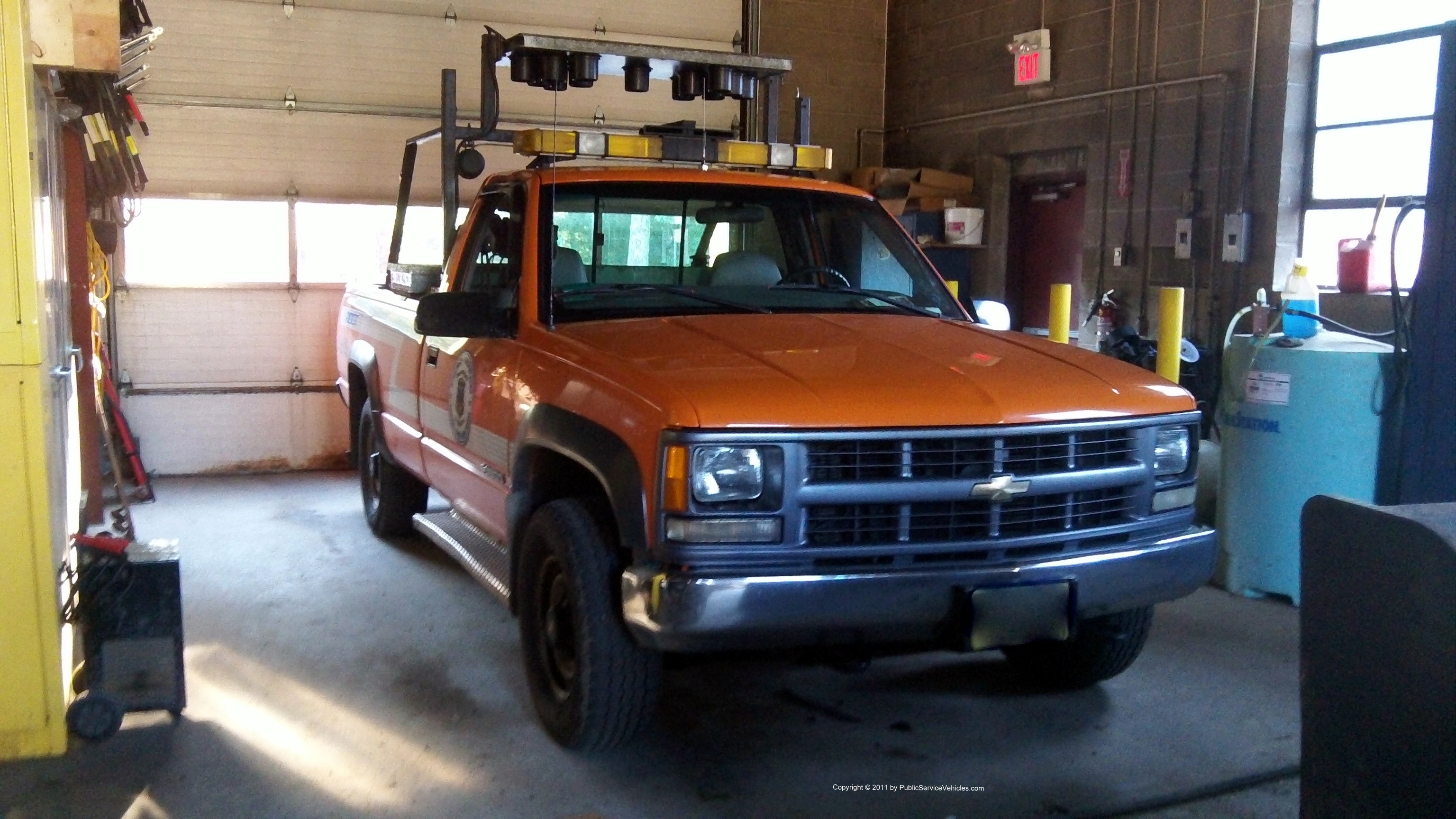 A photo  of Rhode Island Department of Transportation
            Truck 112, a 1988-1998 Chevrolet 2500             taken by Kieran Egan