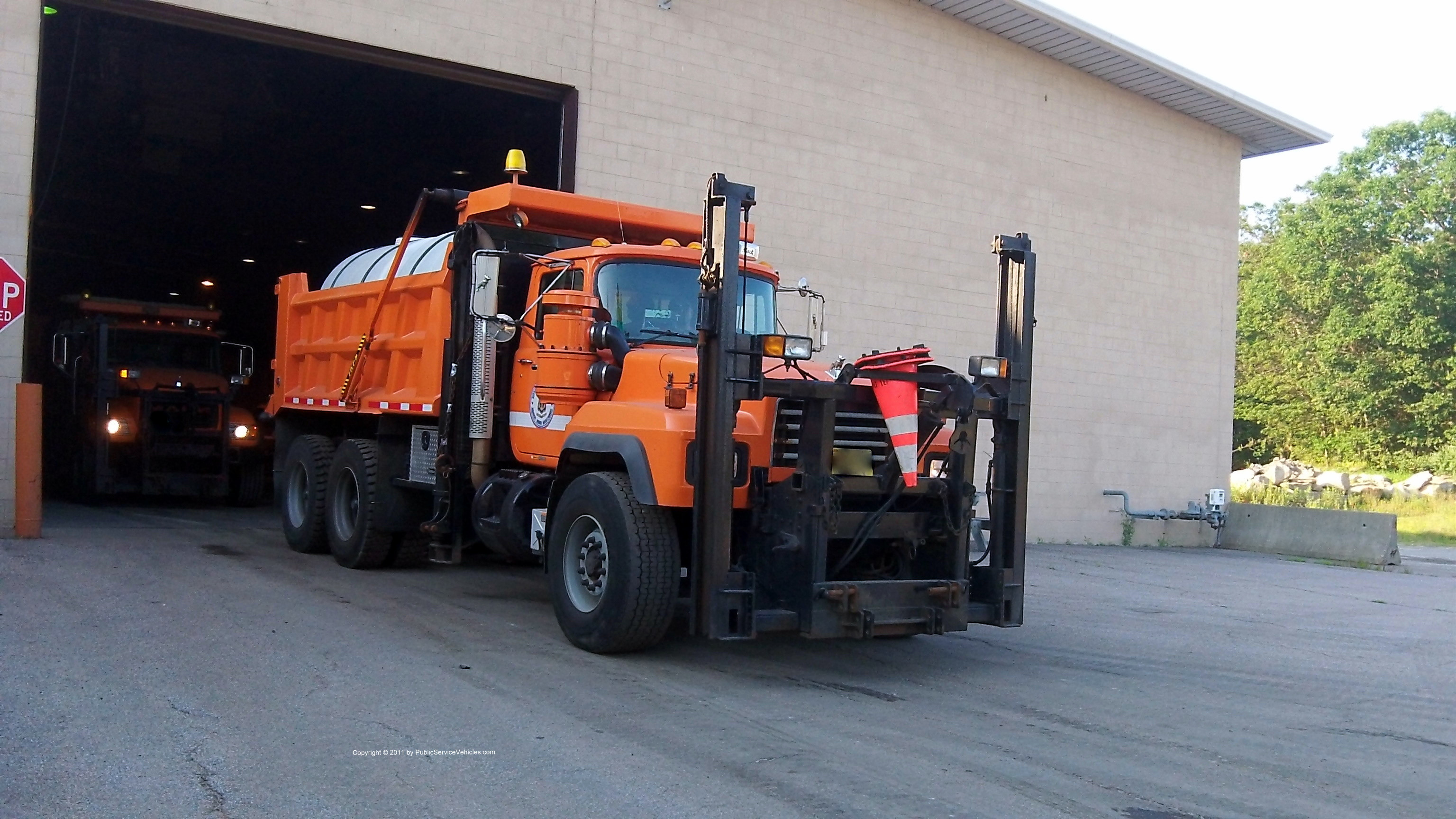 A photo  of Rhode Island Department of Transportation
            Truck 864, a 1990-2010 Mack             taken by Kieran Egan