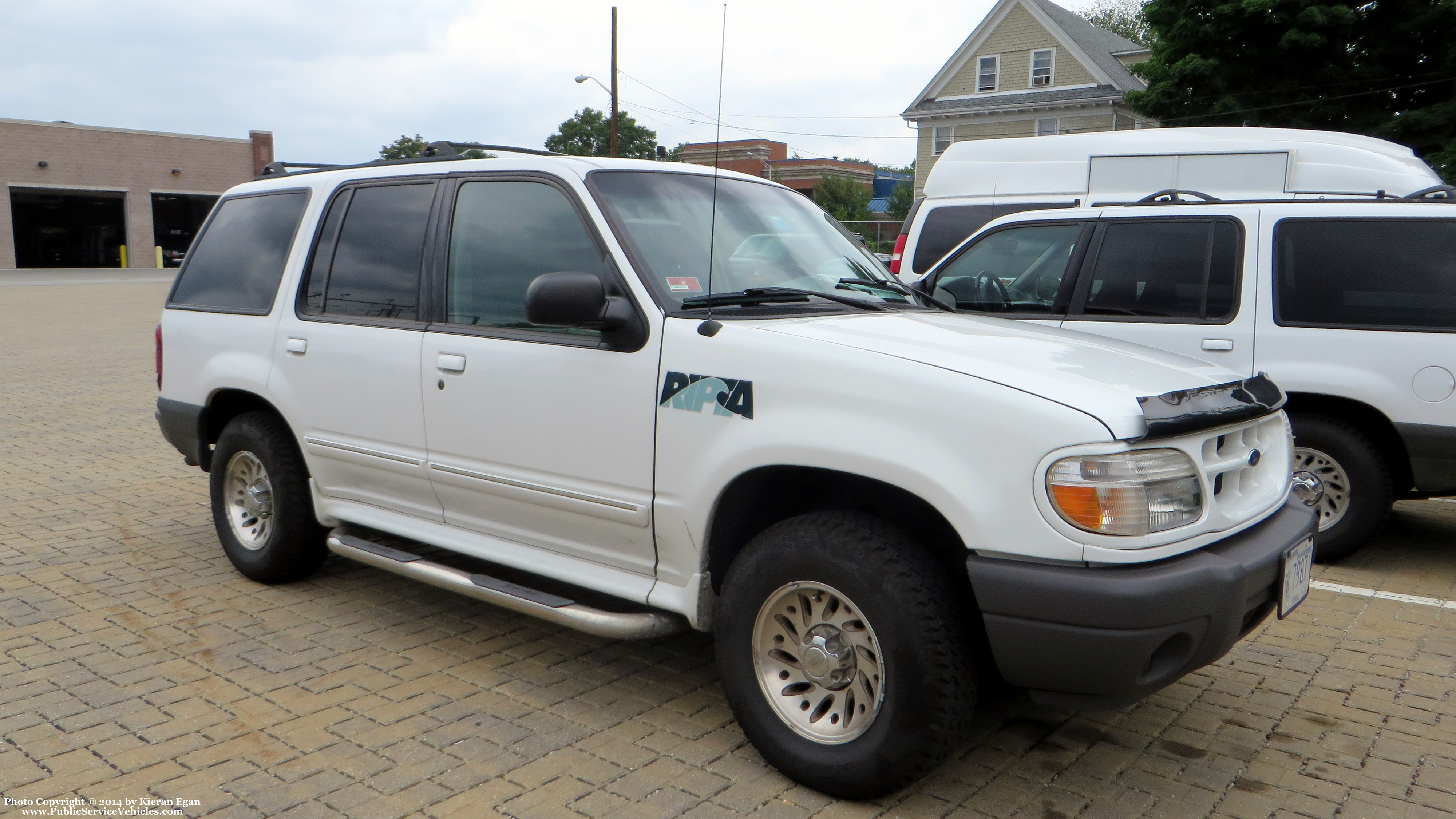 A photo  of Rhode Island Public Transit Authority
            Car 40342, a 1995-2001 Ford Explorer             taken by Kieran Egan