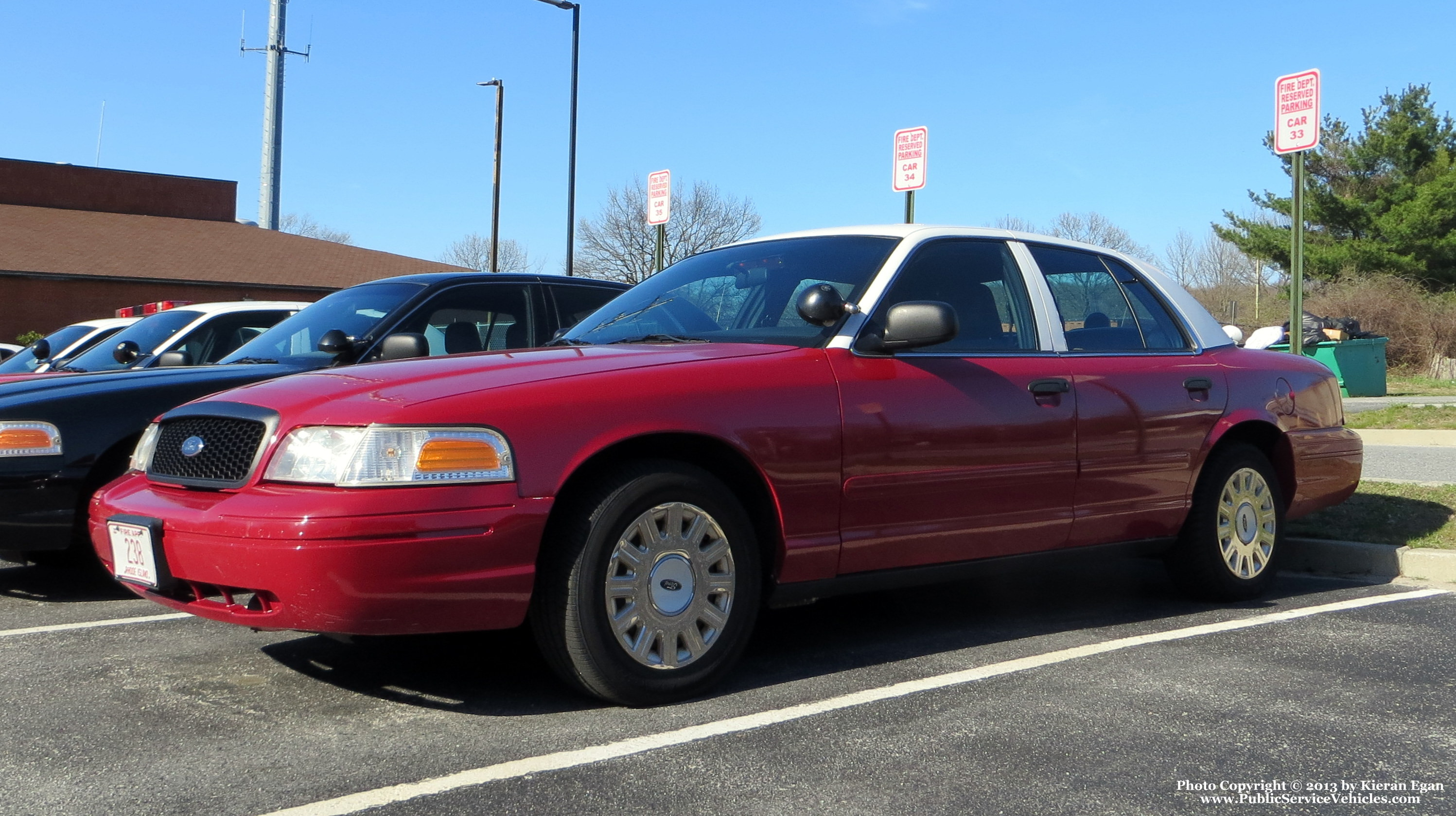 A photo  of Warwick Fire
            Car 33, a 2003-2005 Ford Crown Victoria Police Interceptor             taken by Kieran Egan