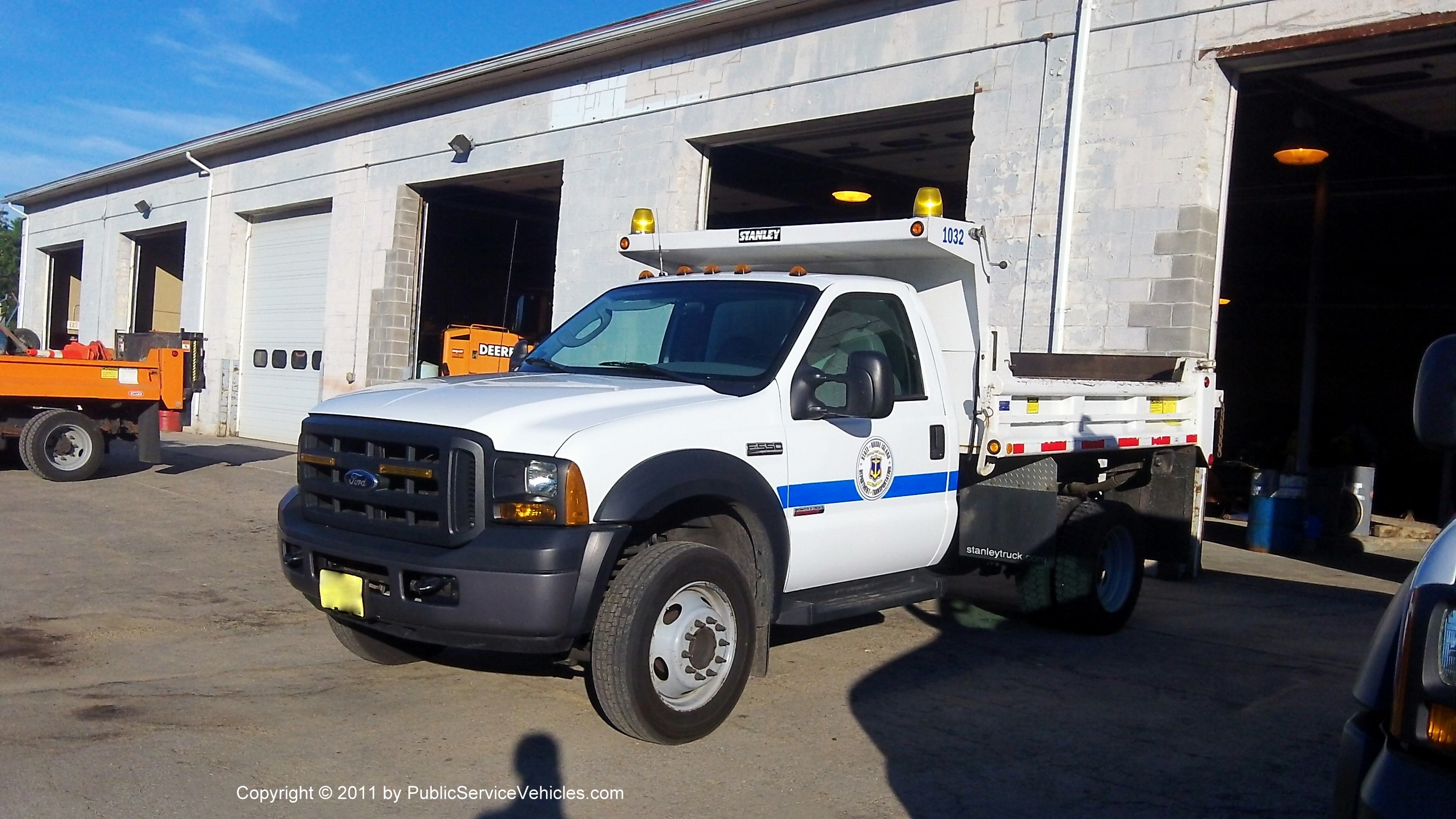 A photo  of Rhode Island Department of Transportation
            Truck 1032, a 2005-2007 Ford F-550             taken by Kieran Egan