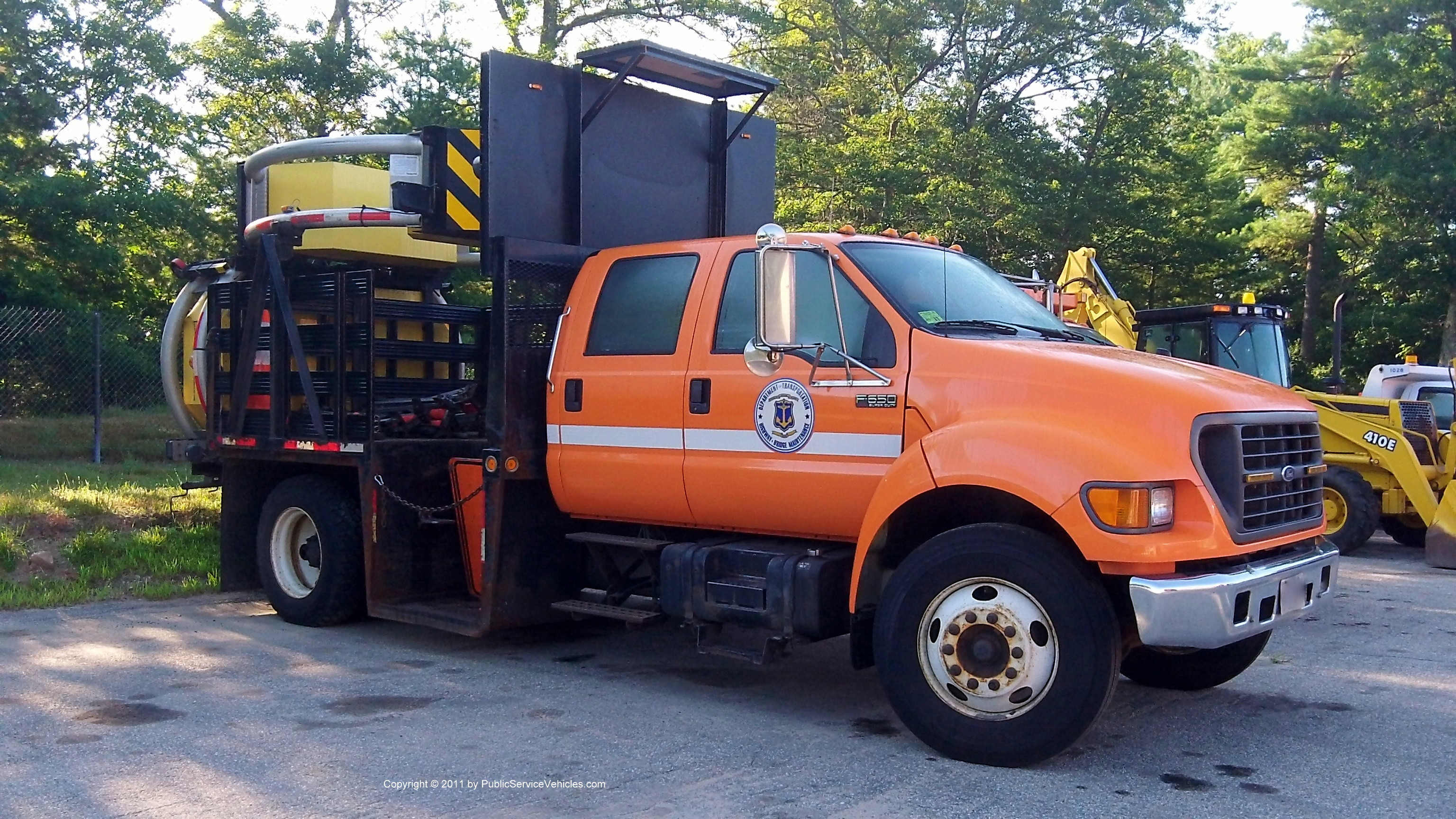 A photo  of Rhode Island Department of Transportation
            Truck 2376, a 2000-2003 Ford F-650             taken by Kieran Egan