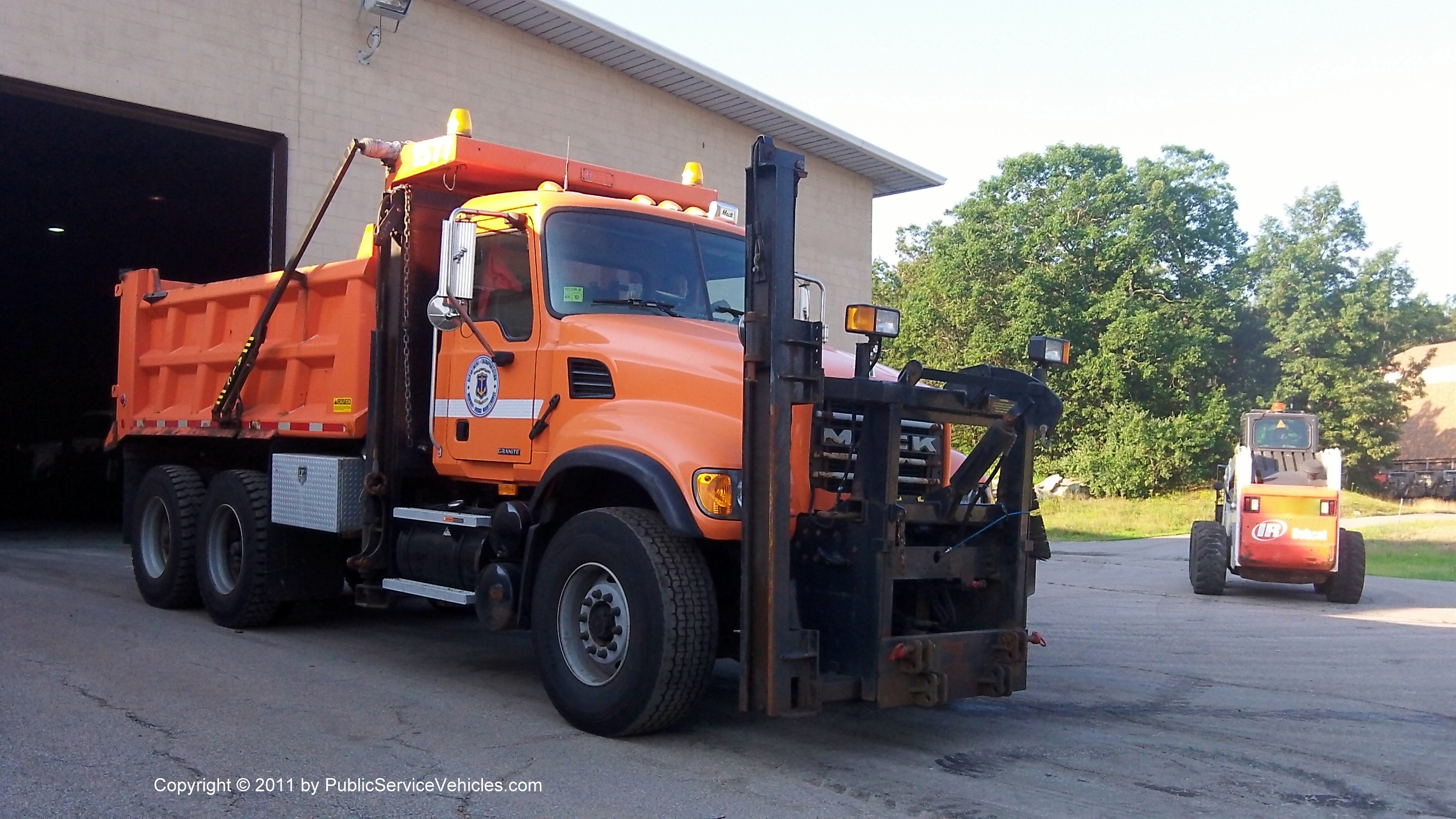 A photo  of Rhode Island Department of Transportation
            Truck 1577, a 2001-2011 Mack Granite             taken by Kieran Egan