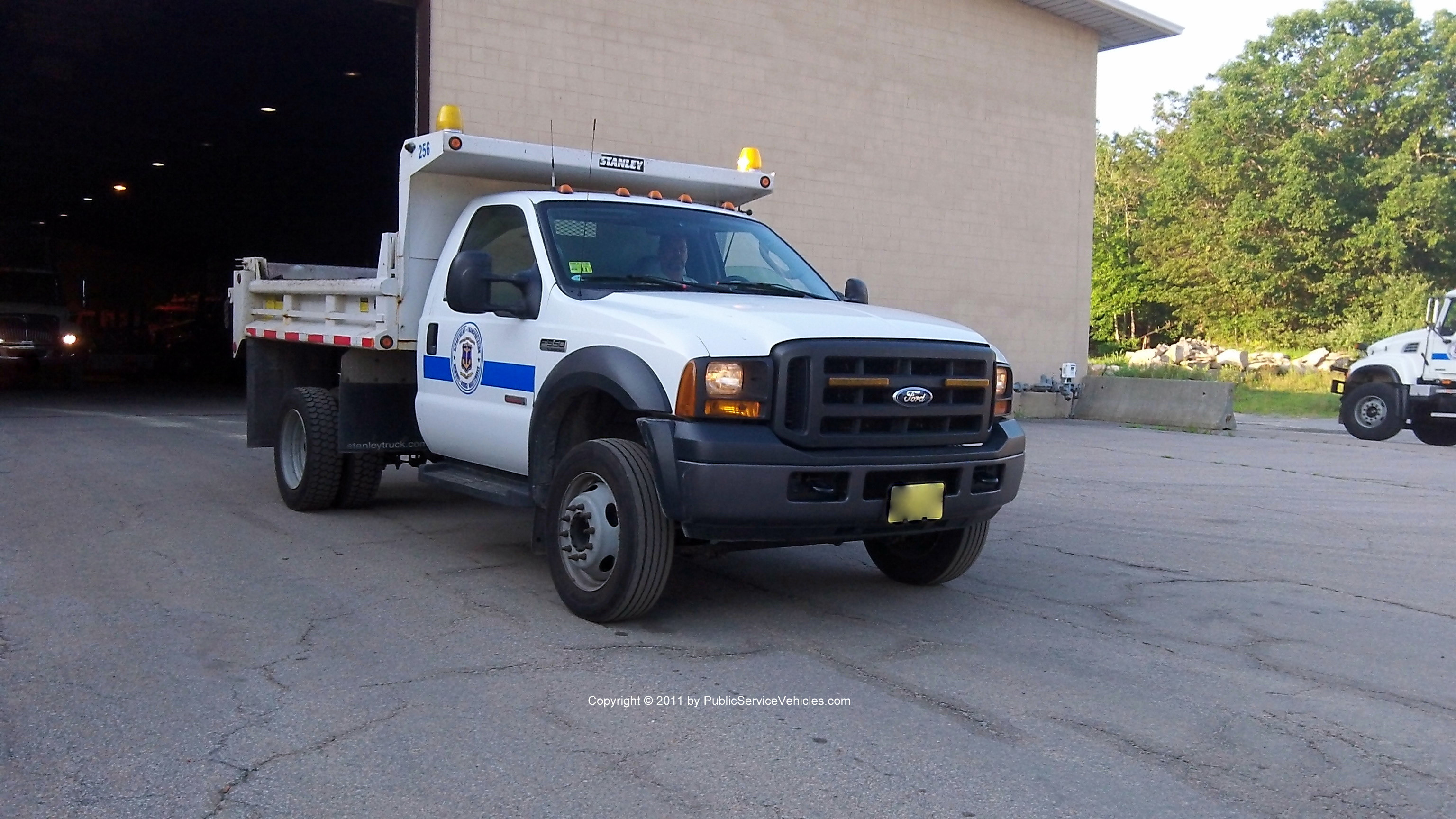 A photo  of Rhode Island Department of Transportation
            Truck 256, a 2005-2007 Ford F-550             taken by Kieran Egan