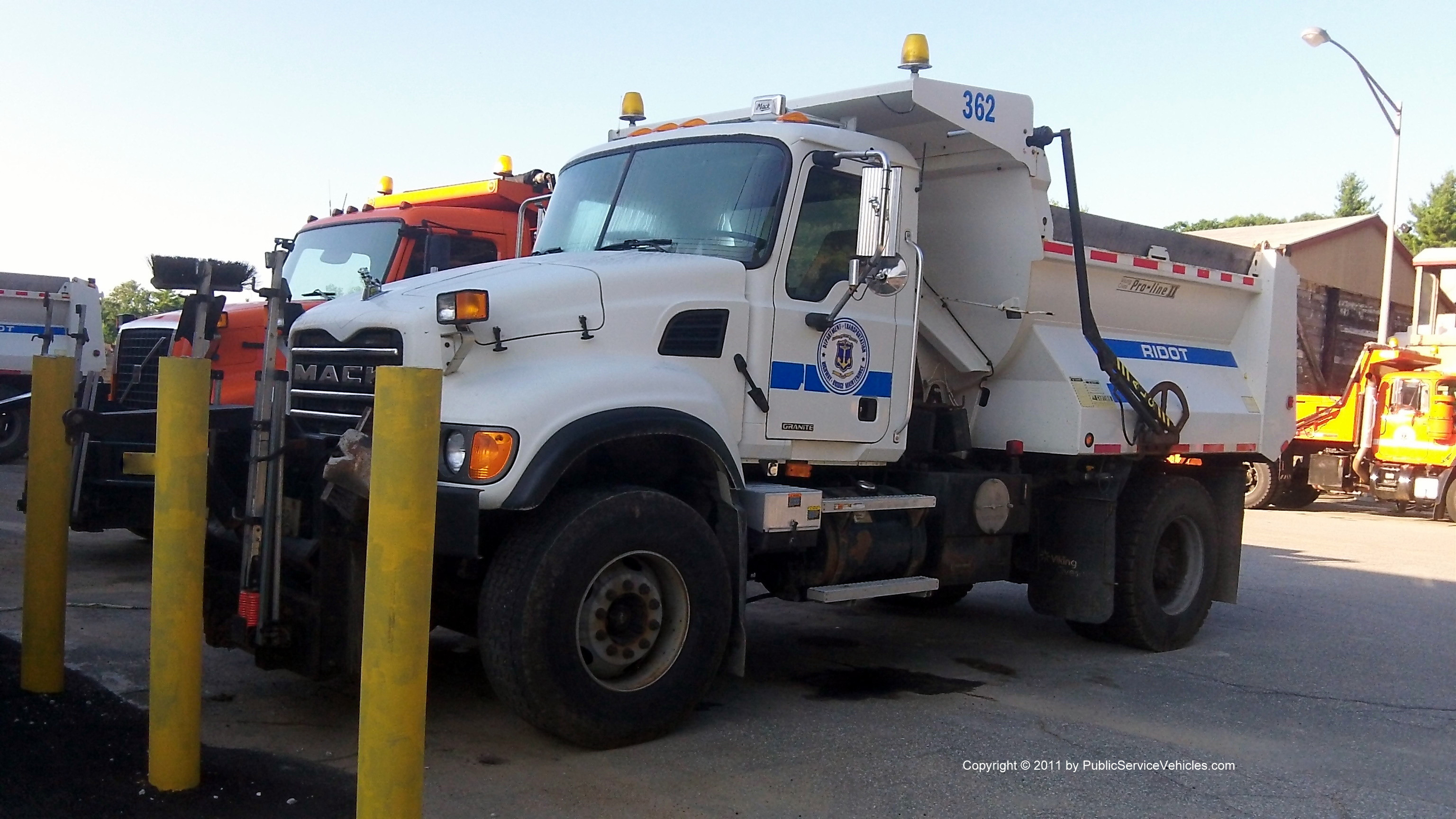 A photo  of Rhode Island Department of Transportation
            Truck 362, a 2001-2011 Mack Granite             taken by Kieran Egan