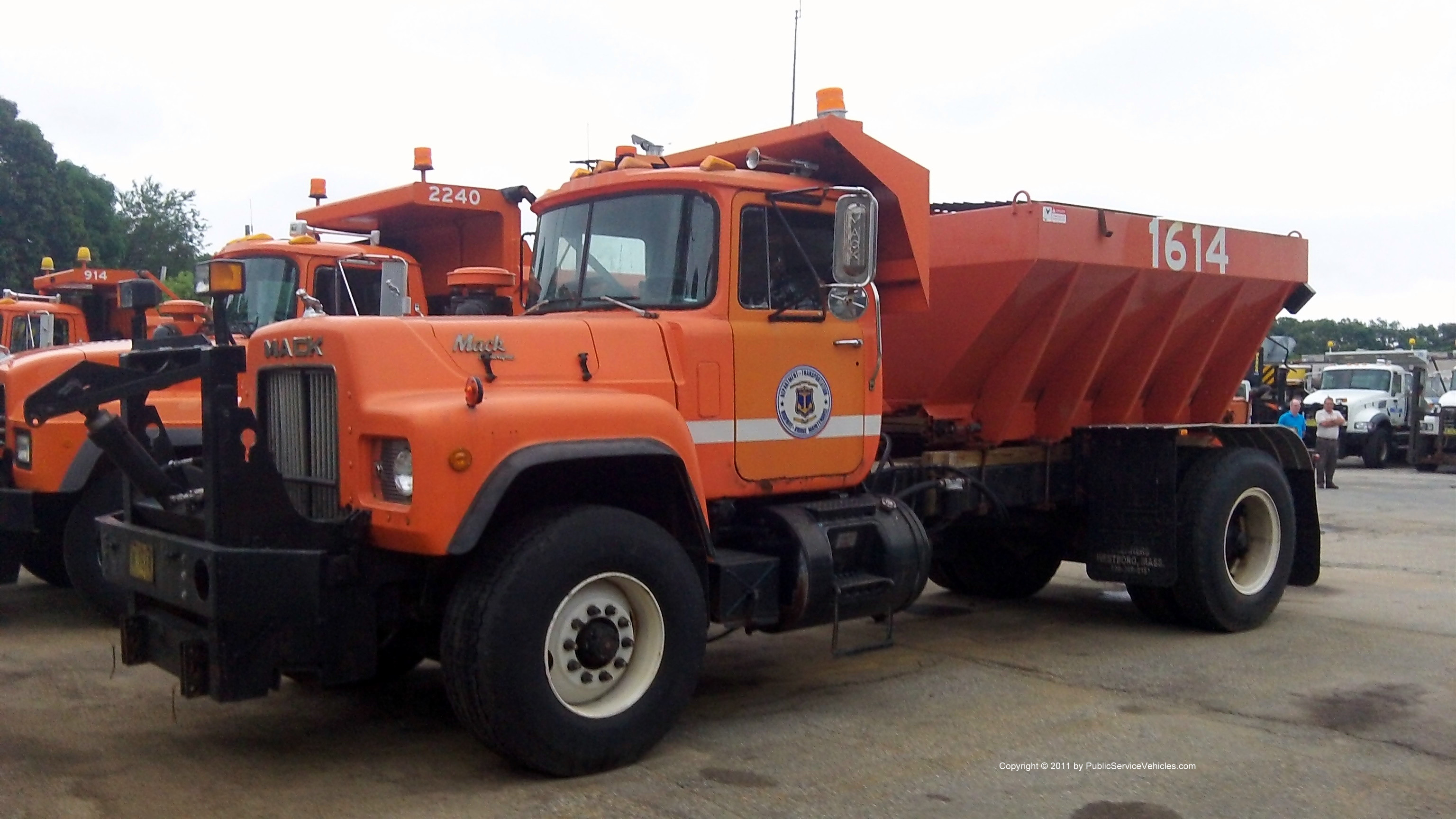 A photo  of Rhode Island Department of Transportation
            Truck 1614, a 1980-2010 Mack             taken by Kieran Egan