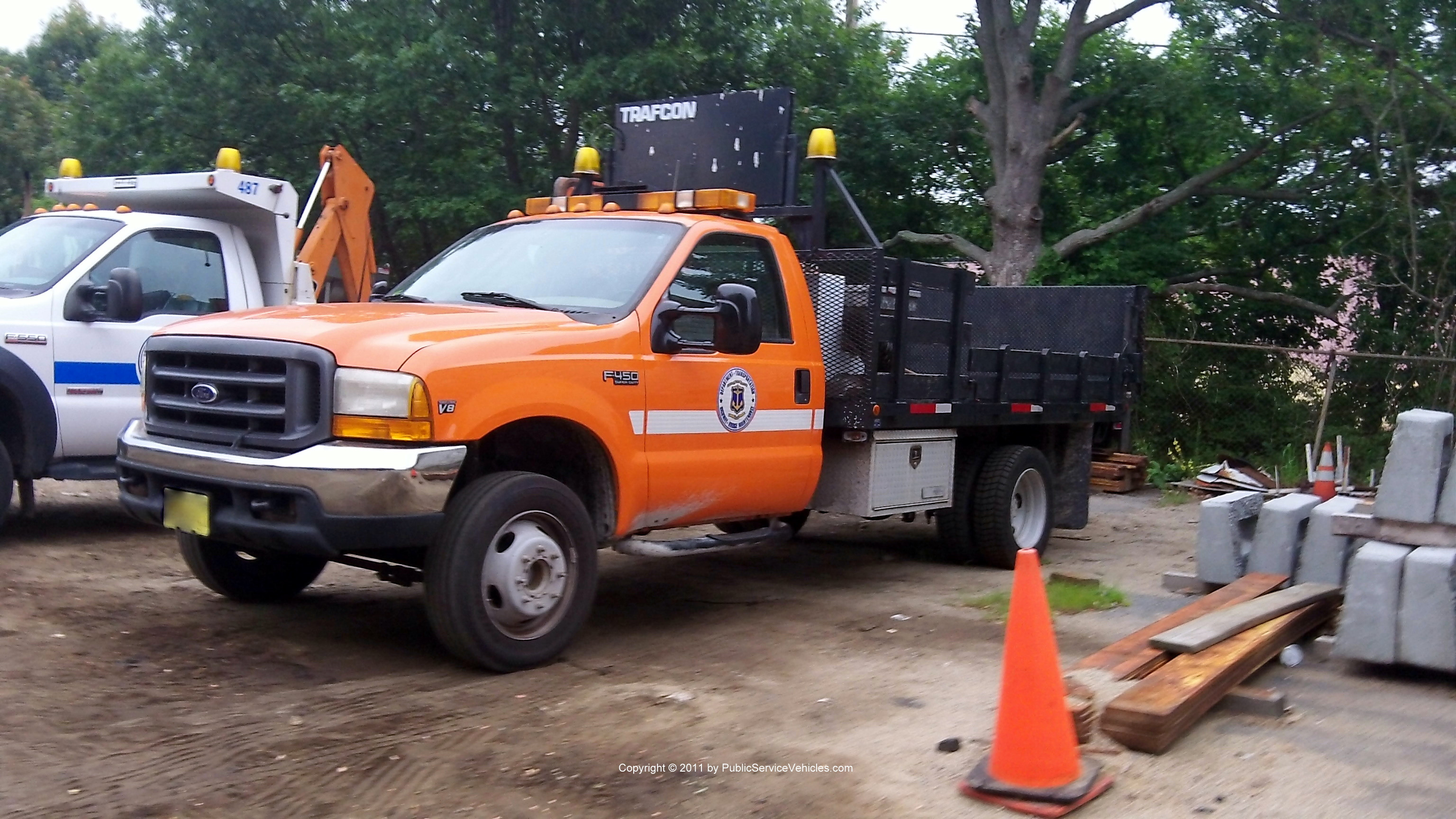 A photo  of Rhode Island Department of Transportation
            Truck 1431, a 1999-2004 Ford F-450             taken by Kieran Egan