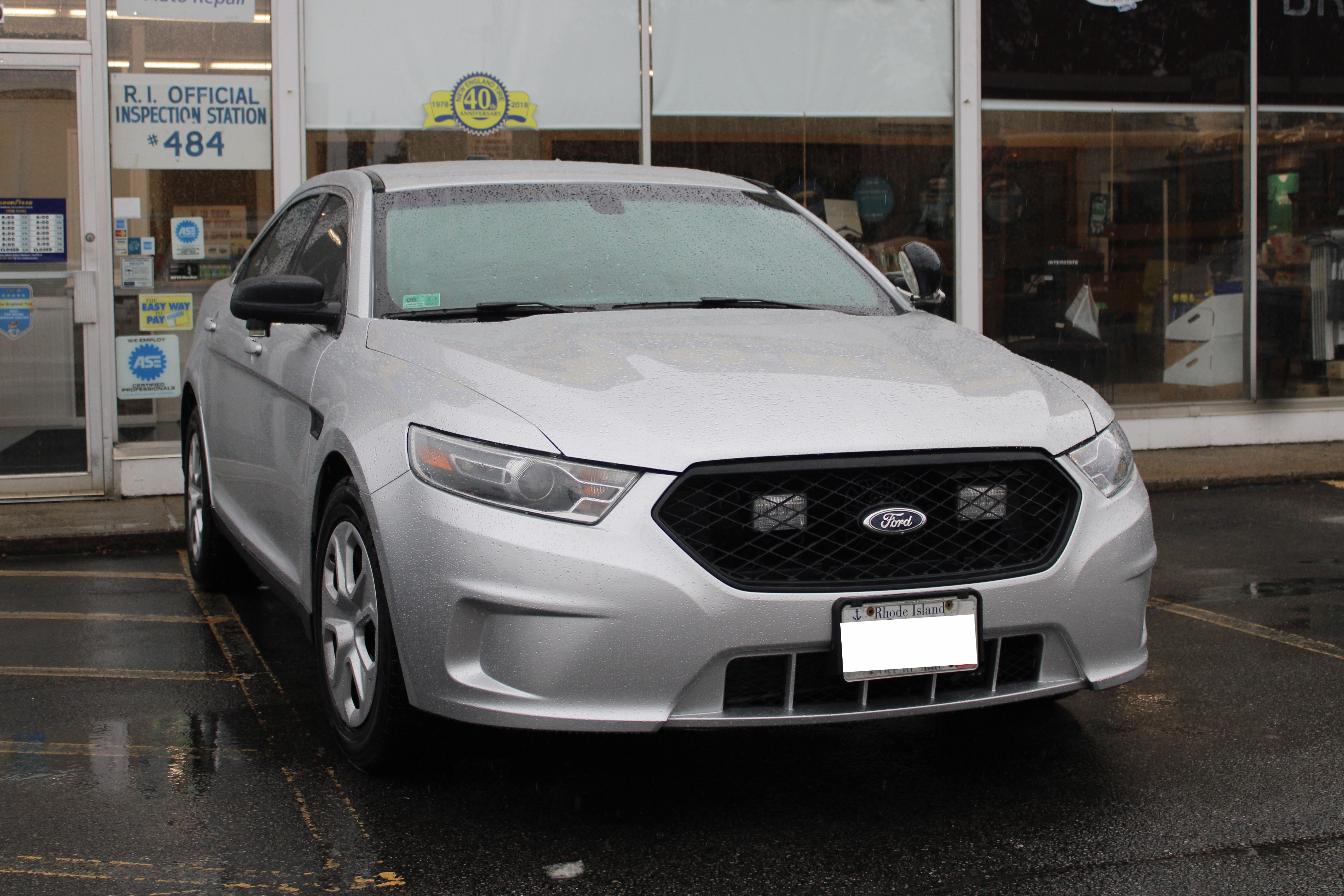 A photo  of Warwick Police
            Unmarked Unit, a 2013-2019 Ford Police Interceptor Sedan             taken by @riemergencyvehicles
