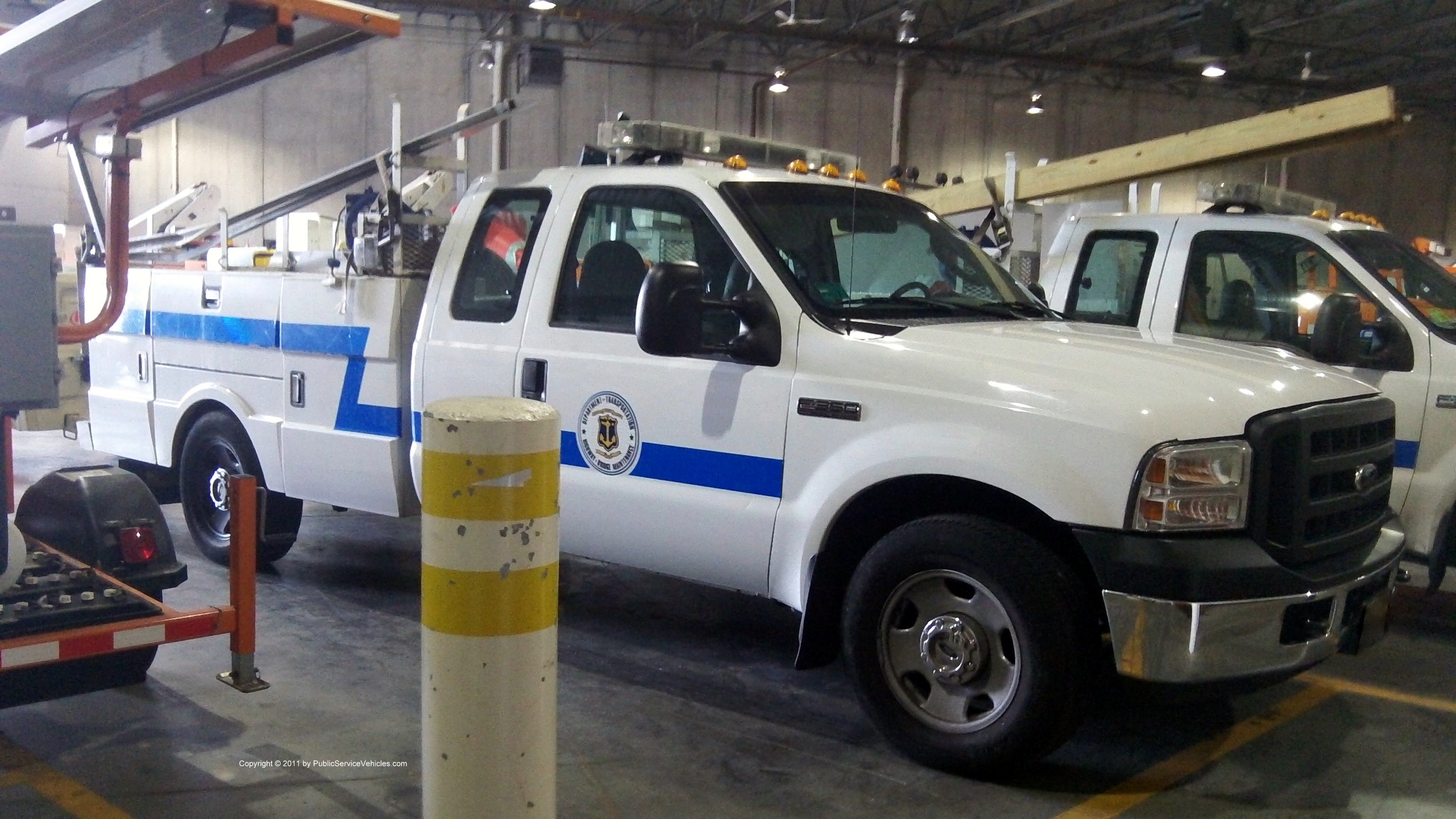 A photo  of Rhode Island Department of Transportation
            Truck 2185, a 2005-2007 Ford F-350 SuperCab             taken by Kieran Egan