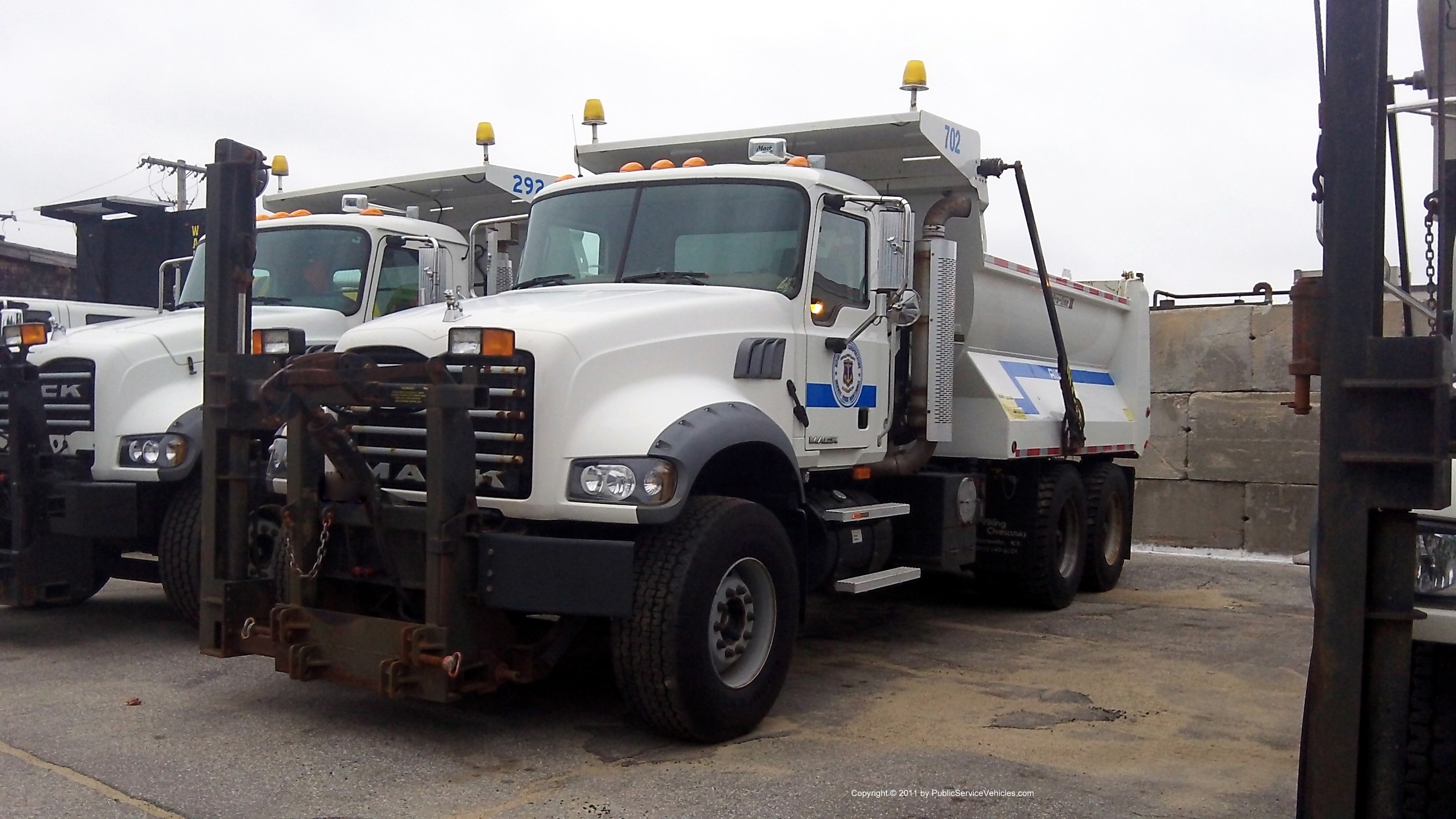 A photo  of Rhode Island Department of Transportation
            Truck 702, a 2001-2011 Mack Granite             taken by Kieran Egan