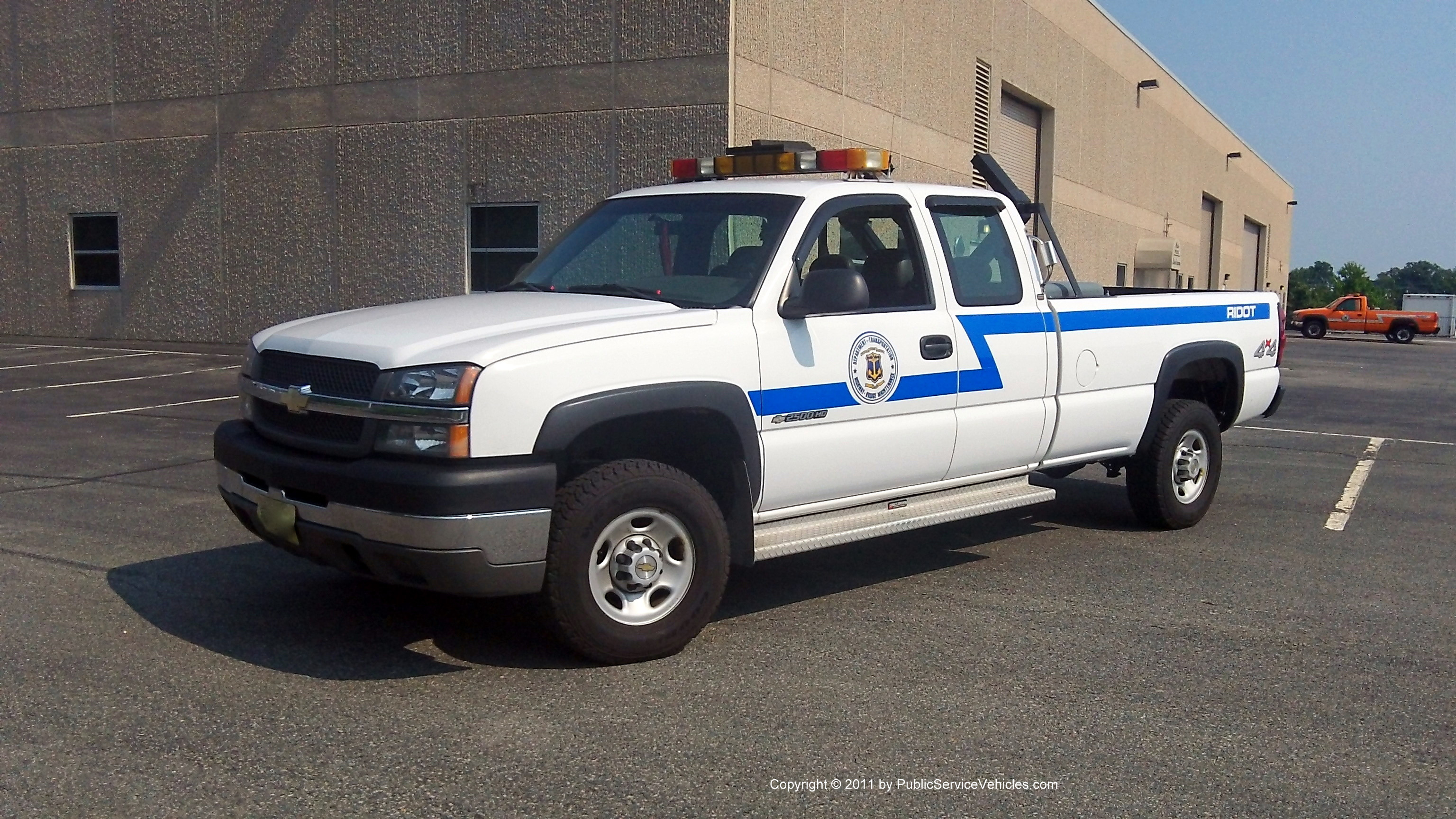 A photo  of Rhode Island Department of Transportation
            Truck 372, a 2000-2007 Chevrolet Silverado 2500HD Crew Cab             taken by Kieran Egan