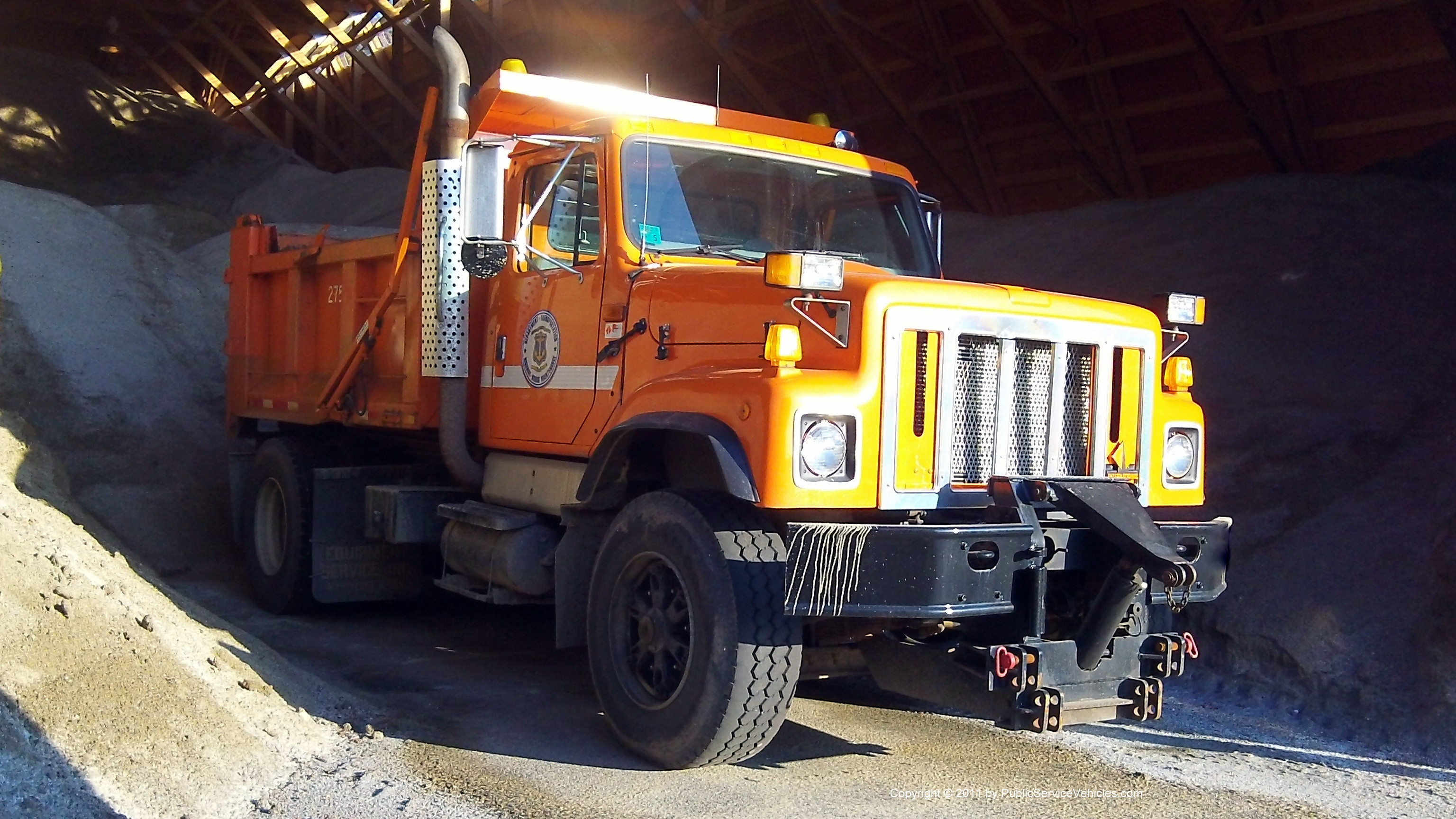 A photo  of Rhode Island Department of Transportation
            Truck 275, a 1978-1989 International S-Series             taken by Kieran Egan