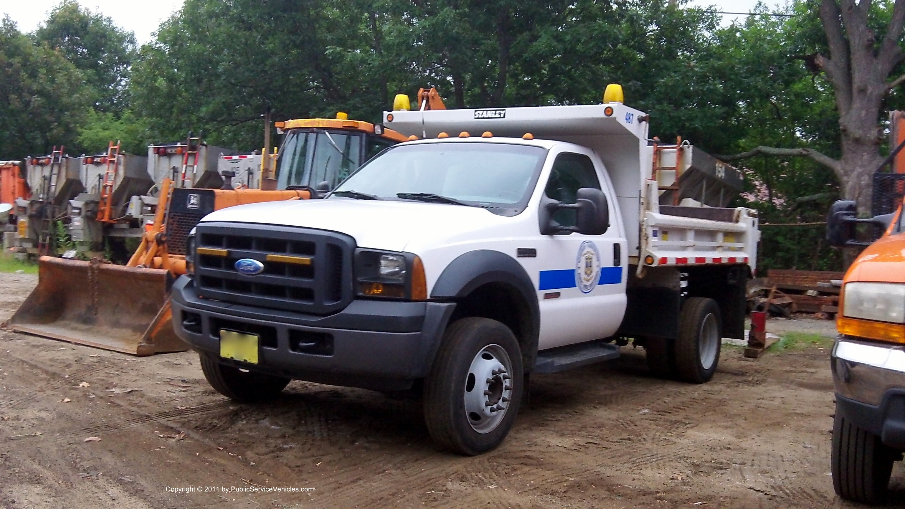A photo  of Rhode Island Department of Transportation
            Truck 487, a 2005-2007 Ford F-550             taken by Kieran Egan