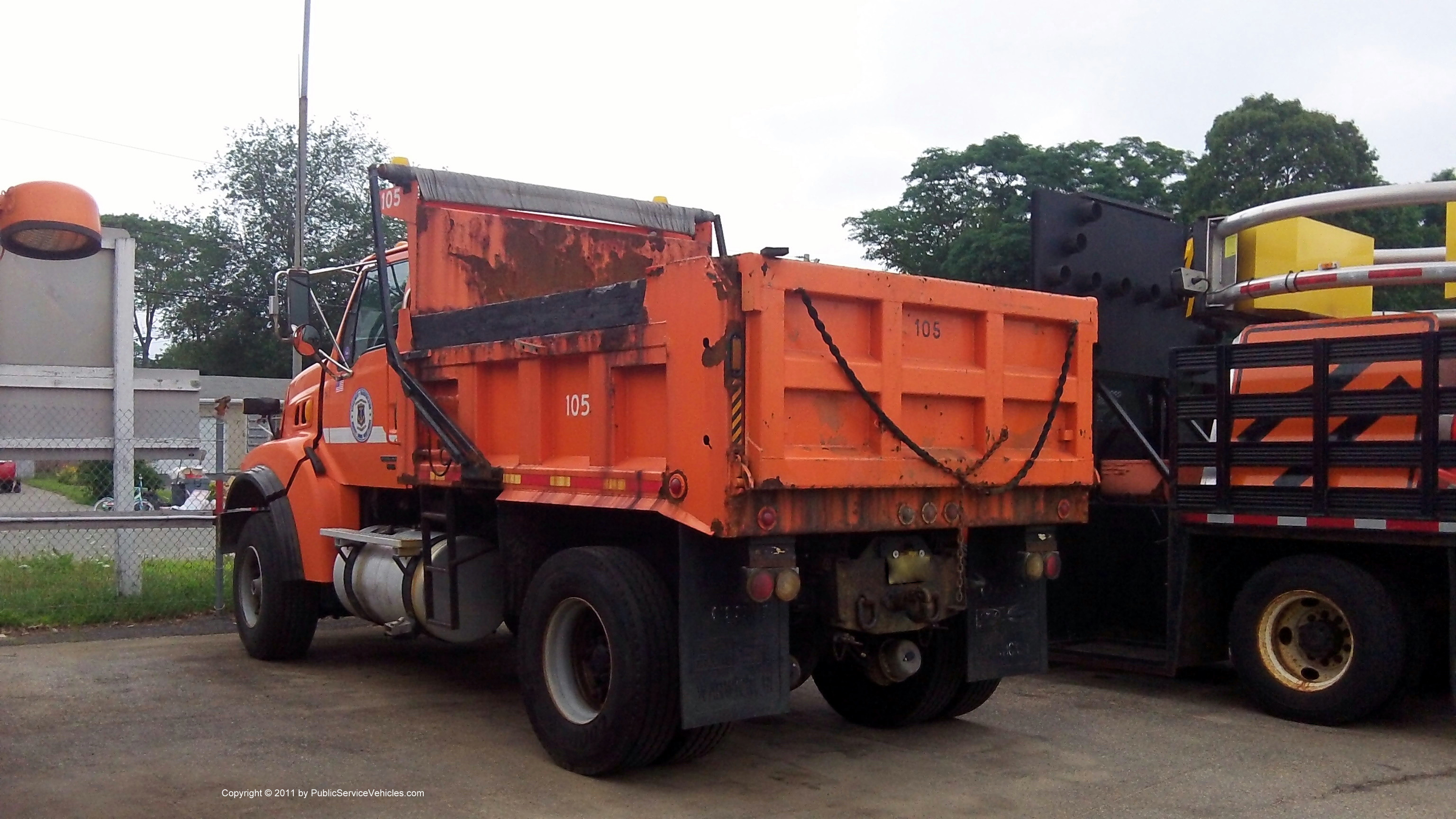 A photo  of Rhode Island Department of Transportation
            Truck 105, a 2001-2009 Sterling             taken by Kieran Egan