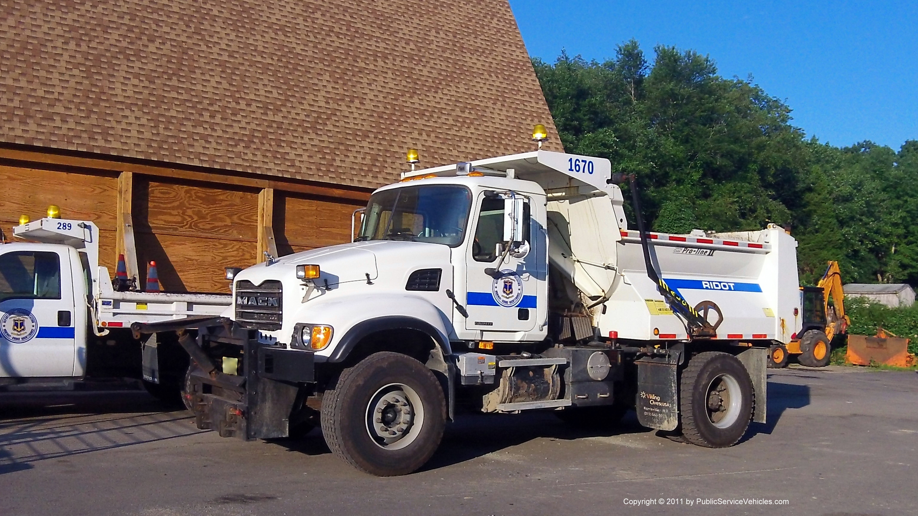 A photo  of Rhode Island Department of Transportation
            Truck 1670, a 2001-2011 Mack Granite             taken by Kieran Egan