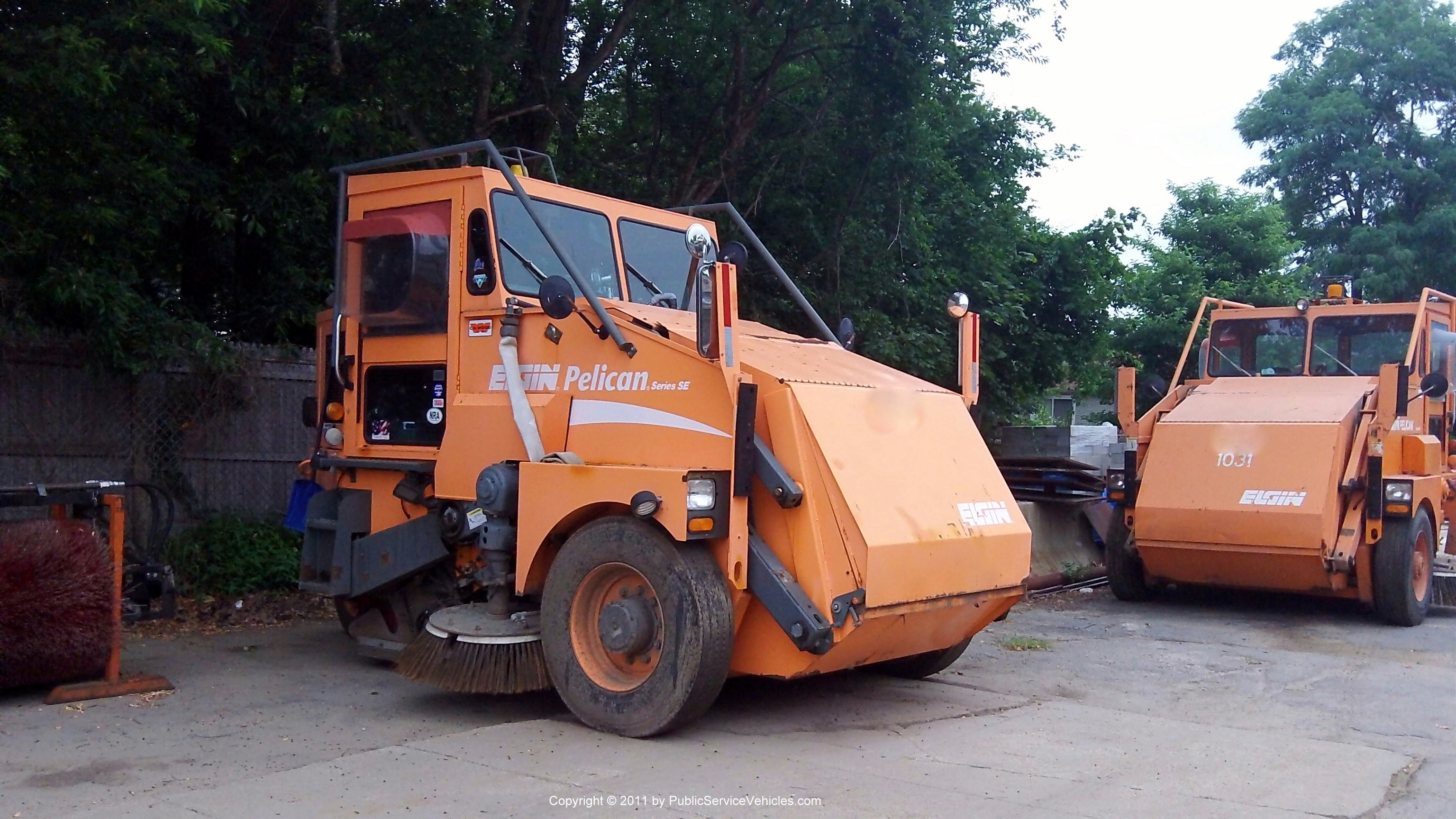 A photo  of Rhode Island Department of Transportation
            Sweeper 1647, a 1989-2007 Elgin Pelican             taken by Kieran Egan