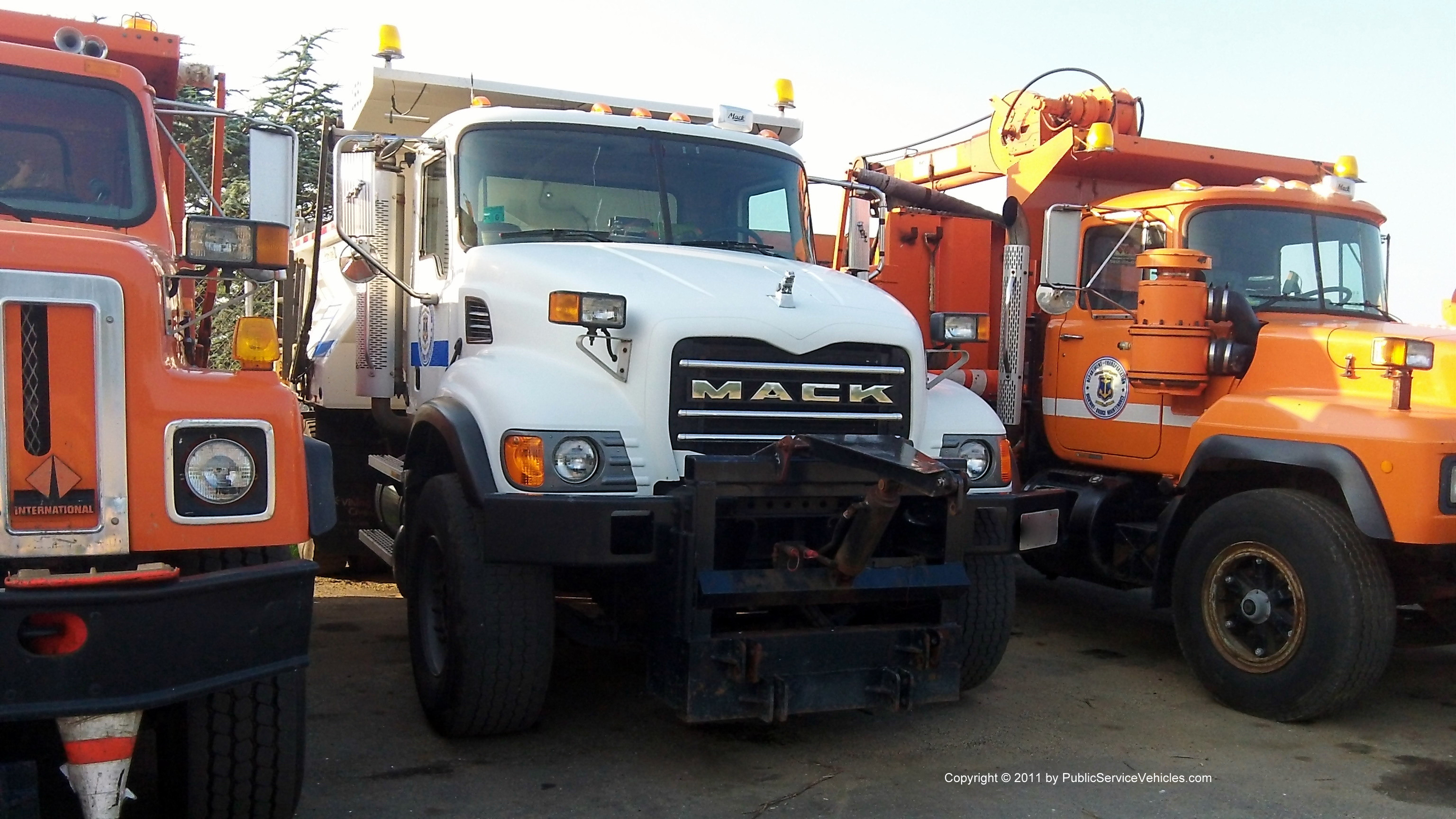 A photo  of Rhode Island Department of Transportation
            Truck 1551, a 2001-2011 Mack Granite             taken by Kieran Egan