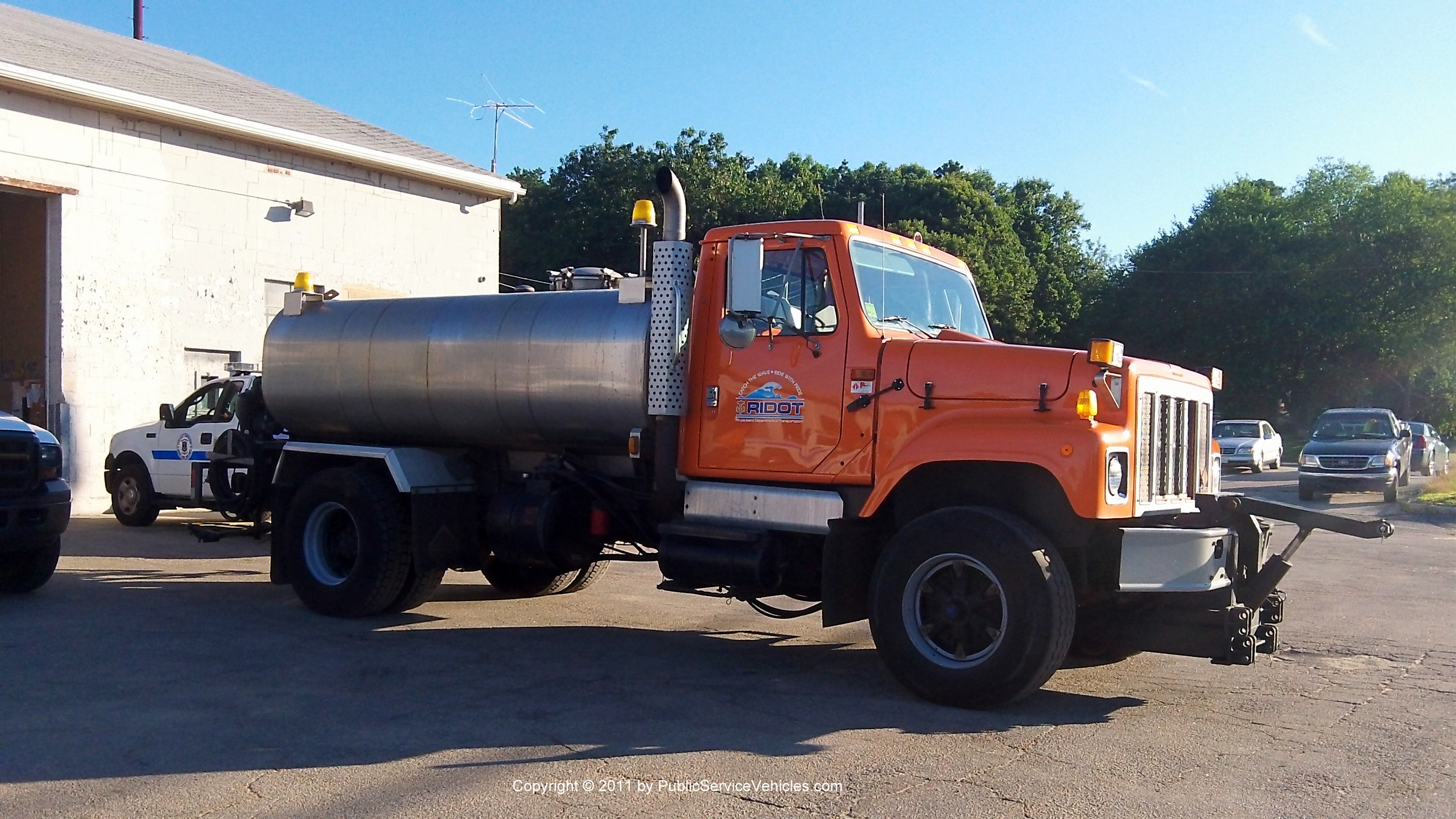 A photo  of Rhode Island Department of Transportation
            Tanker 930, a 1978-1989 International S-Series             taken by Kieran Egan