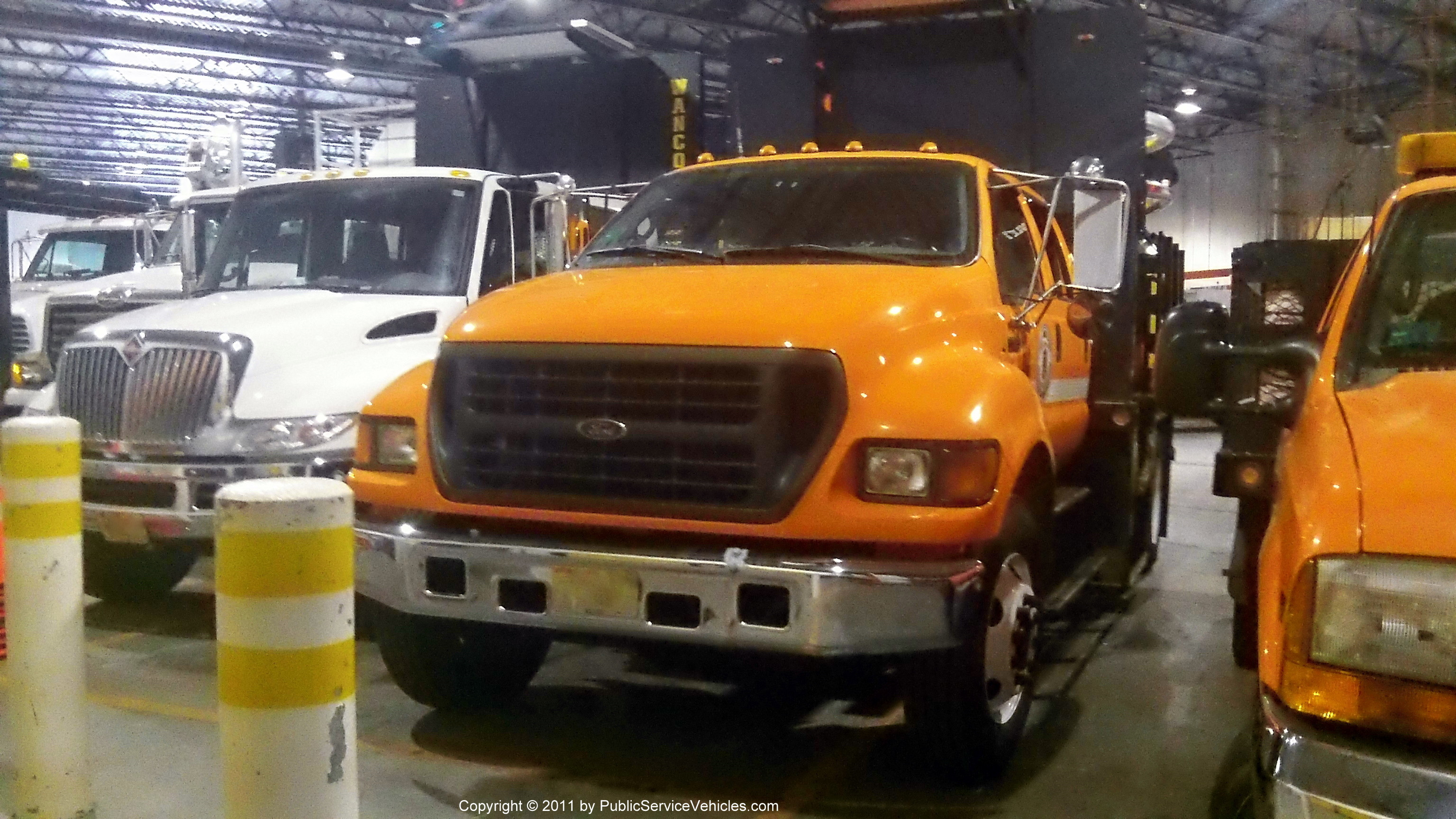 A photo  of Rhode Island Department of Transportation
            Truck 62, a 1999-2003 Ford F-650 Crew Cab             taken by Kieran Egan