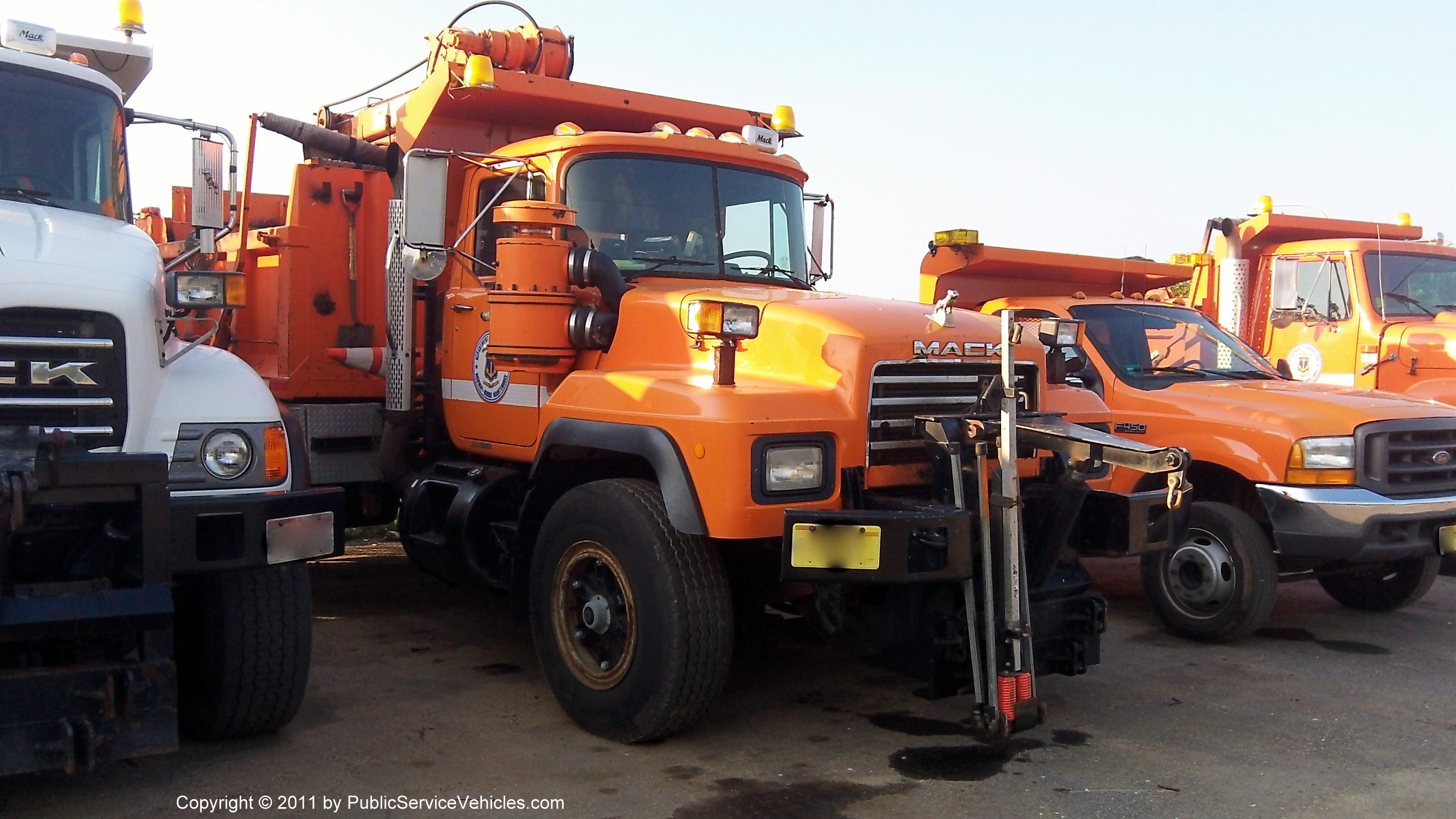 A photo  of Rhode Island Department of Transportation
            Truck 2460, a 1980-2010 Mack             taken by Kieran Egan