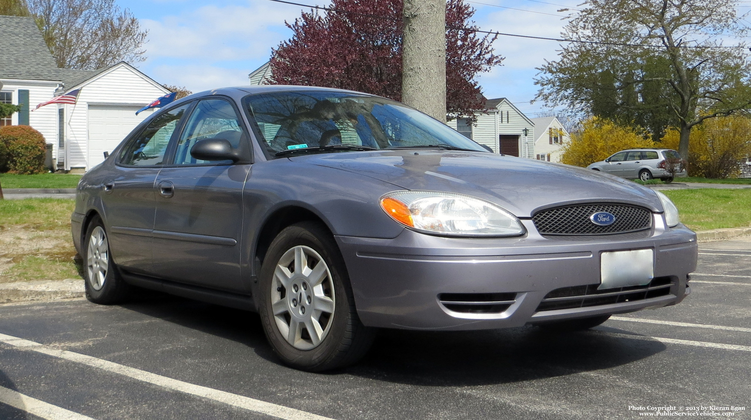 A photo  of Rhode Island State Police
            Unmarked Unit, a 2004-2007 Ford Taurus             taken by Kieran Egan