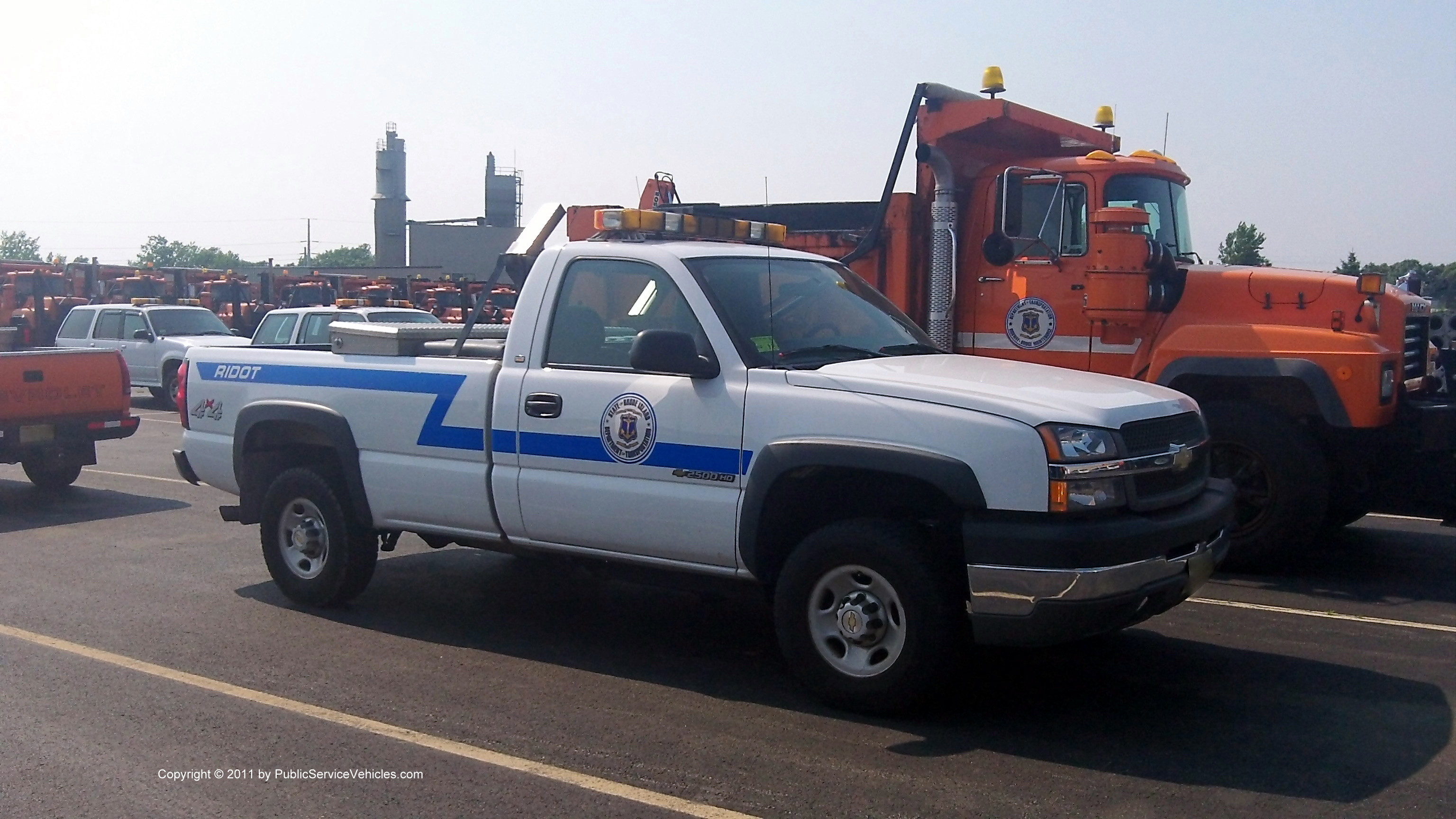 A photo  of Rhode Island Department of Transportation
            Truck 1202, a 1999-2006 Chevrolet 2500HD             taken by Kieran Egan