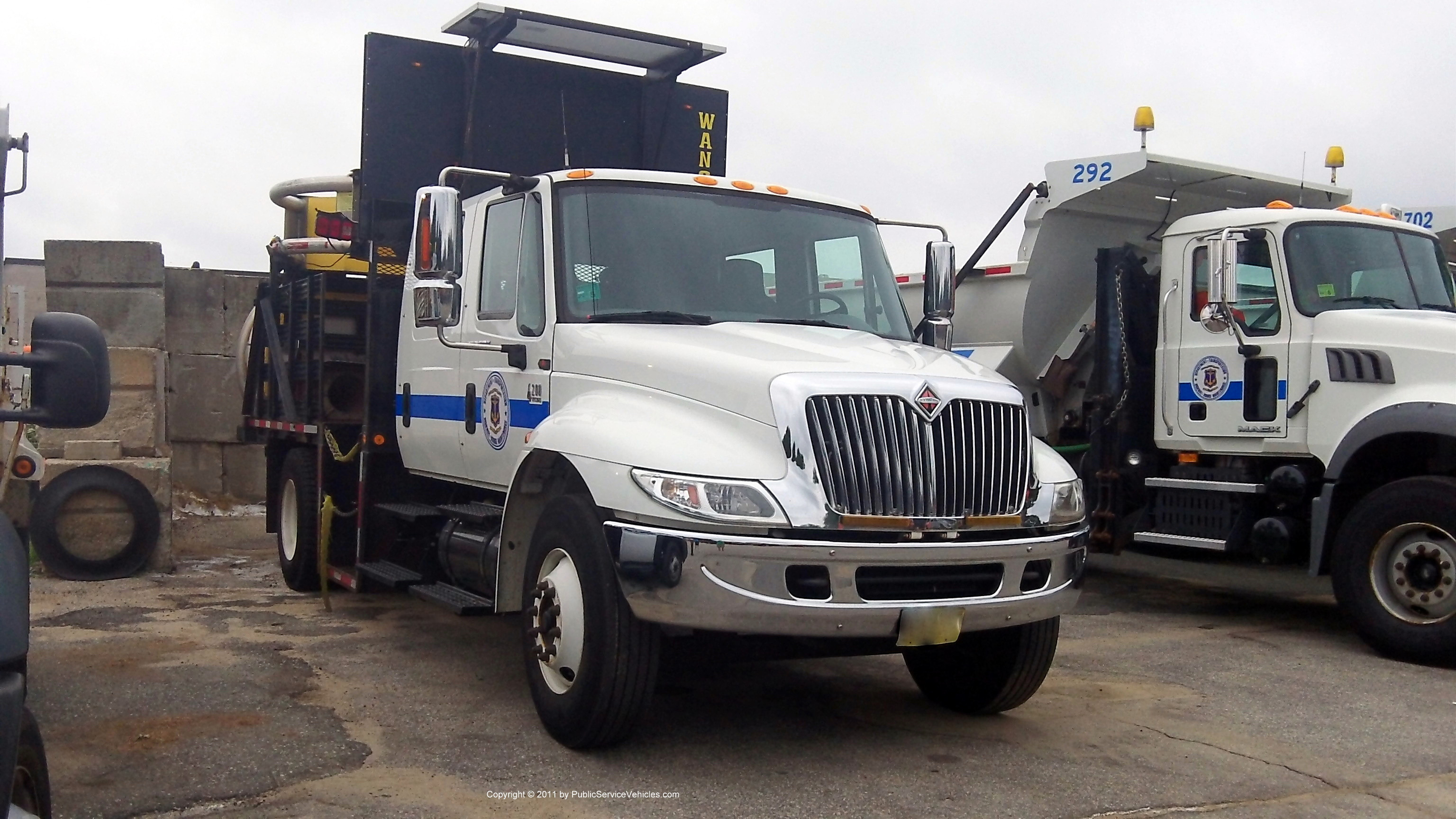 A photo  of Rhode Island Department of Transportation
            Truck 1033, a 2002-2011 International 4200             taken by Kieran Egan