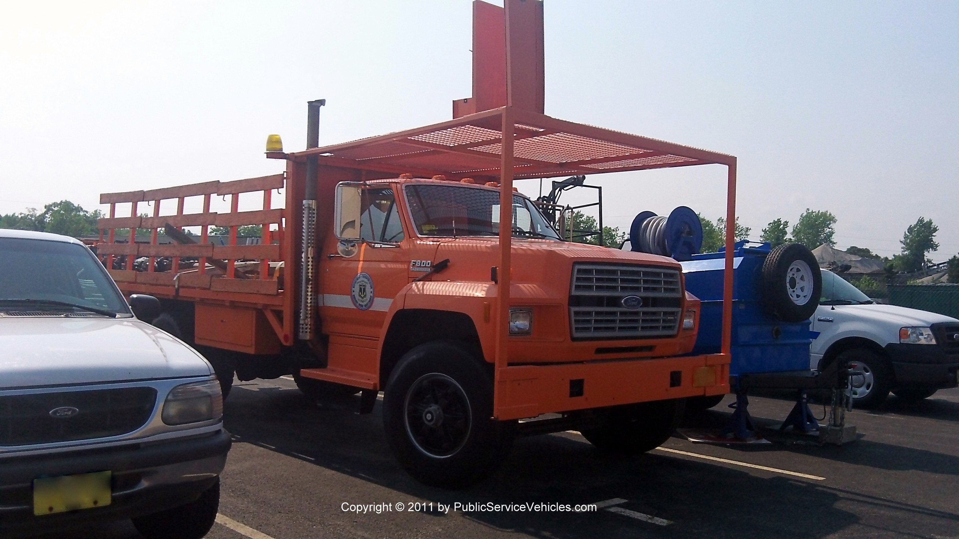 A photo  of Rhode Island Department of Transportation
            Truck 1569, a 1984-1994 Ford F-800             taken by Kieran Egan