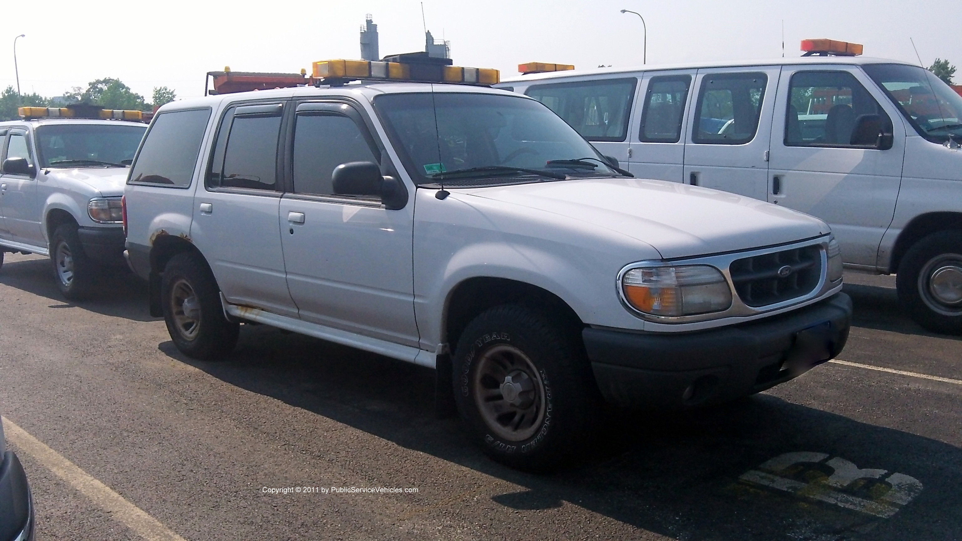 A photo  of Rhode Island Department of Transportation
            Car 1044, a 1995-2001 Ford Explorer             taken by Kieran Egan